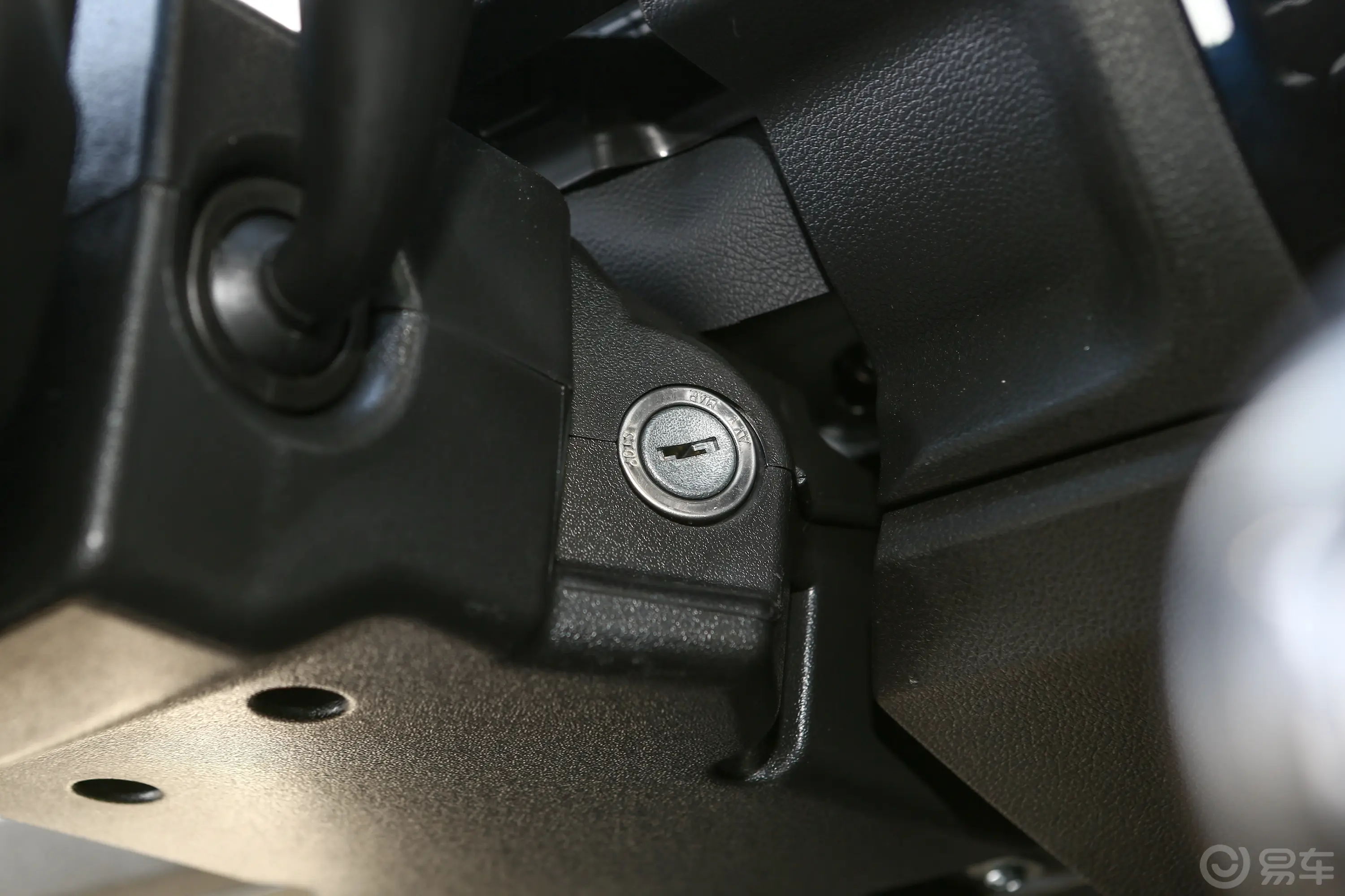依维柯得意2.5T 客车短轴低顶双胎侧拉门 5-9座钥匙孔或一键启动按键