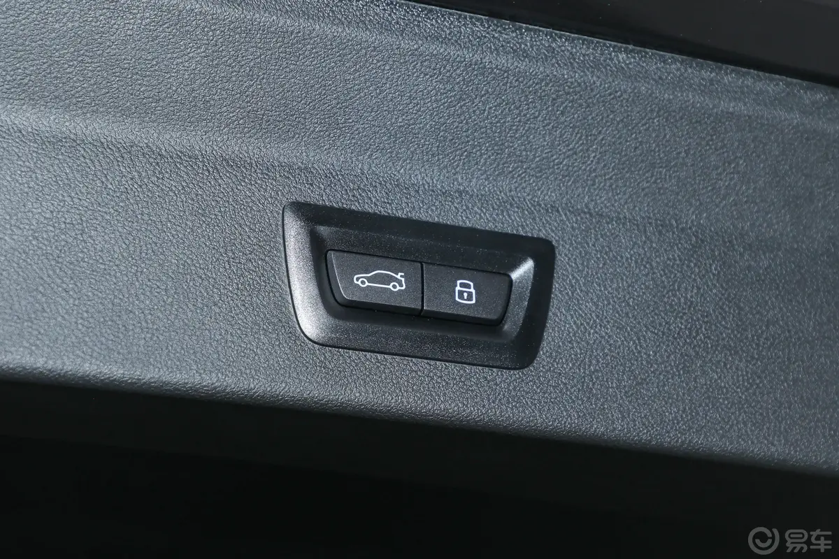 宝马X3改款 xDrive30i 尊享型 M曜夜套装电动尾门按键（手动扶手）