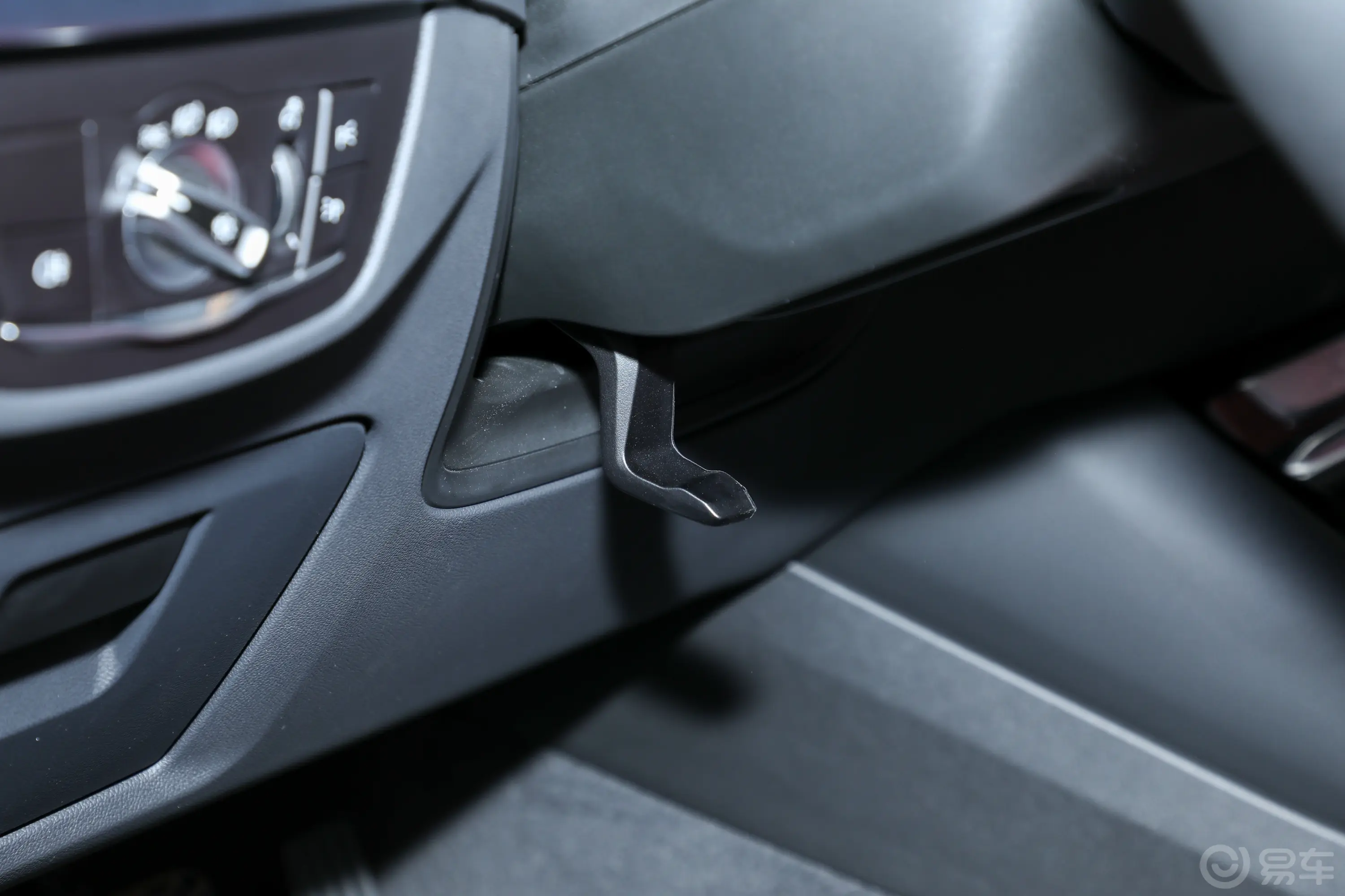 宝马X3改款 xDrive30i 尊享型 M曜夜套装方向盘调节