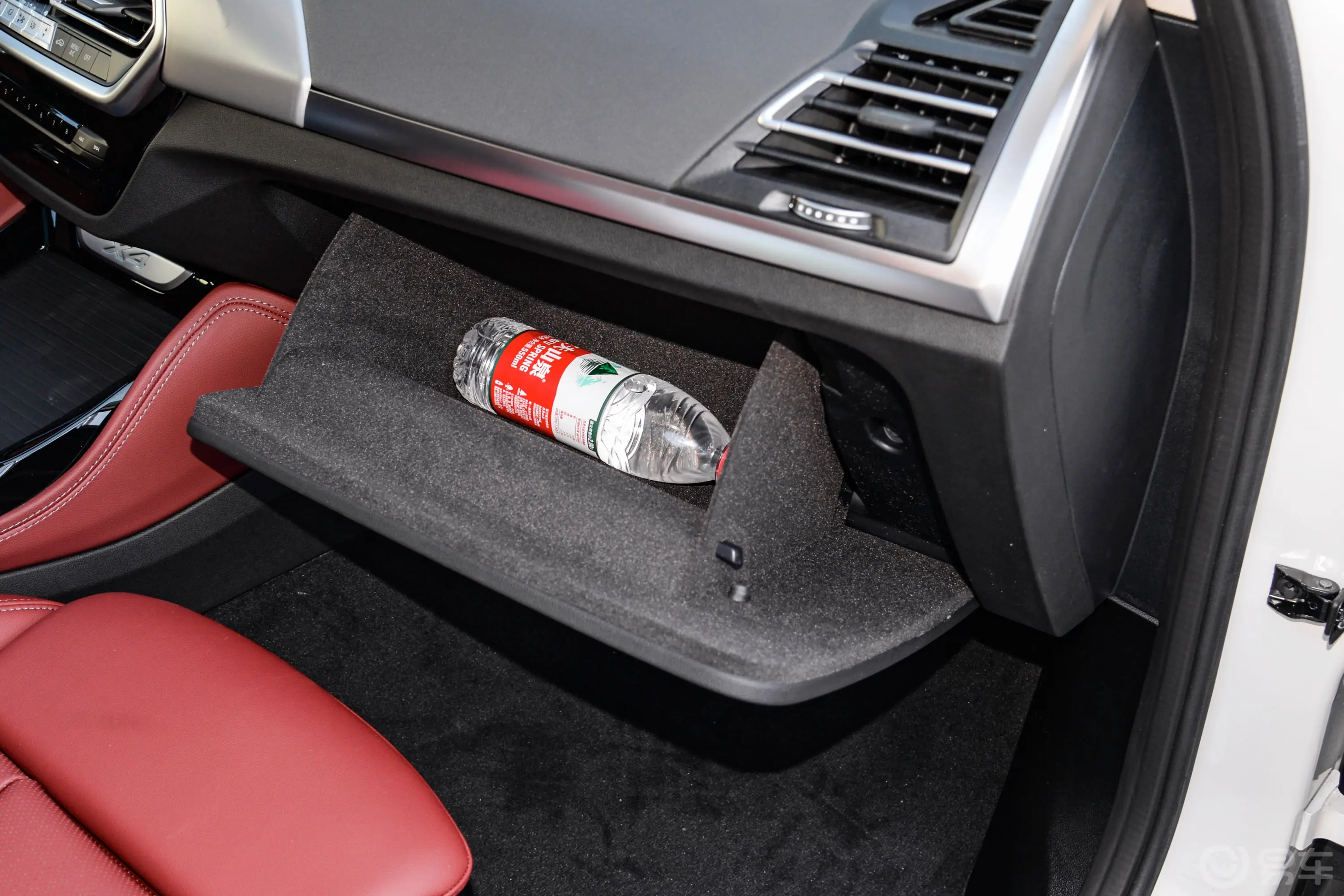 宝马X4xDrive25i M运动套装手套箱空间水瓶横置