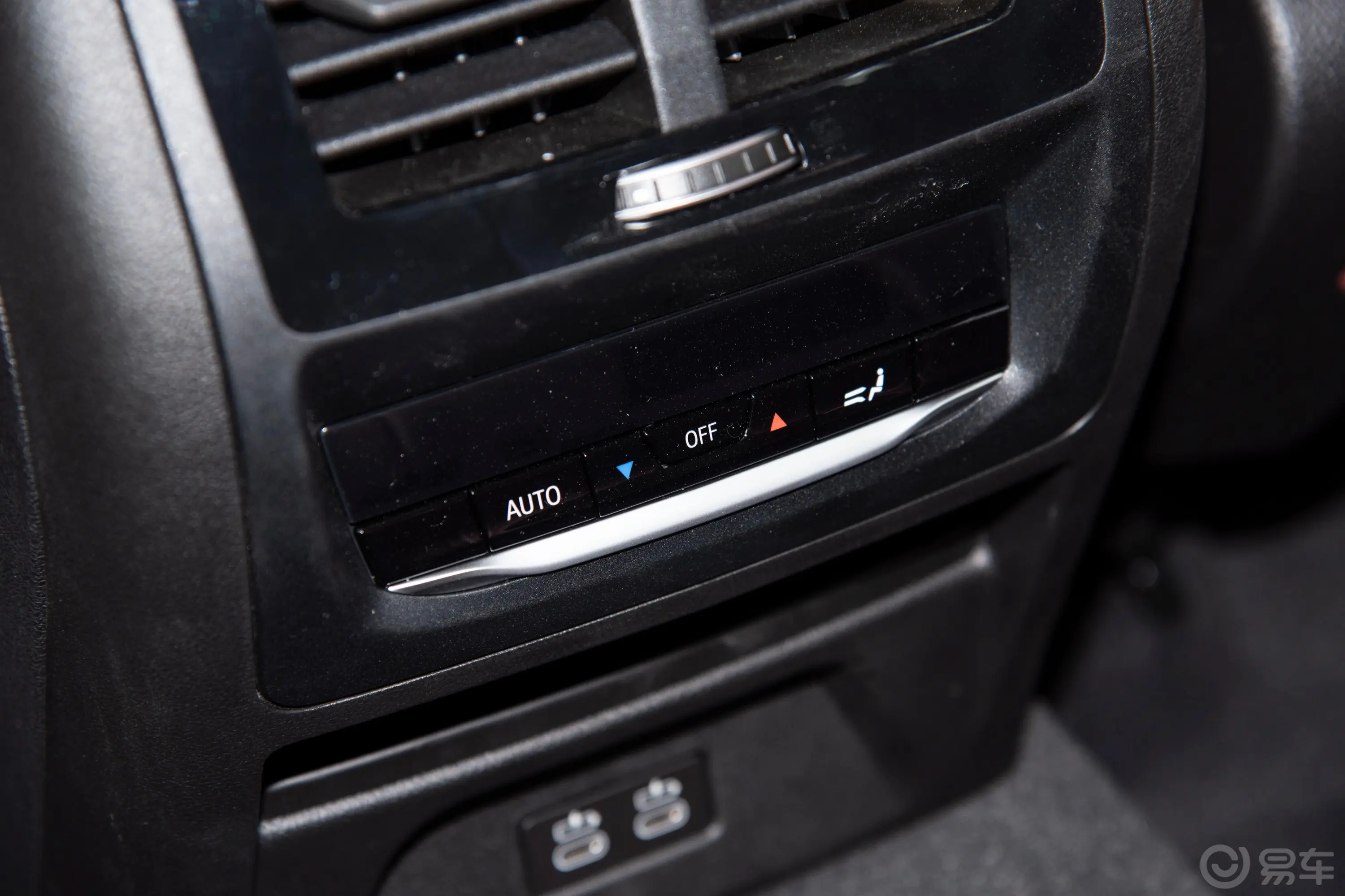 宝马X4xDrive30i M运动套装后排空调控制键