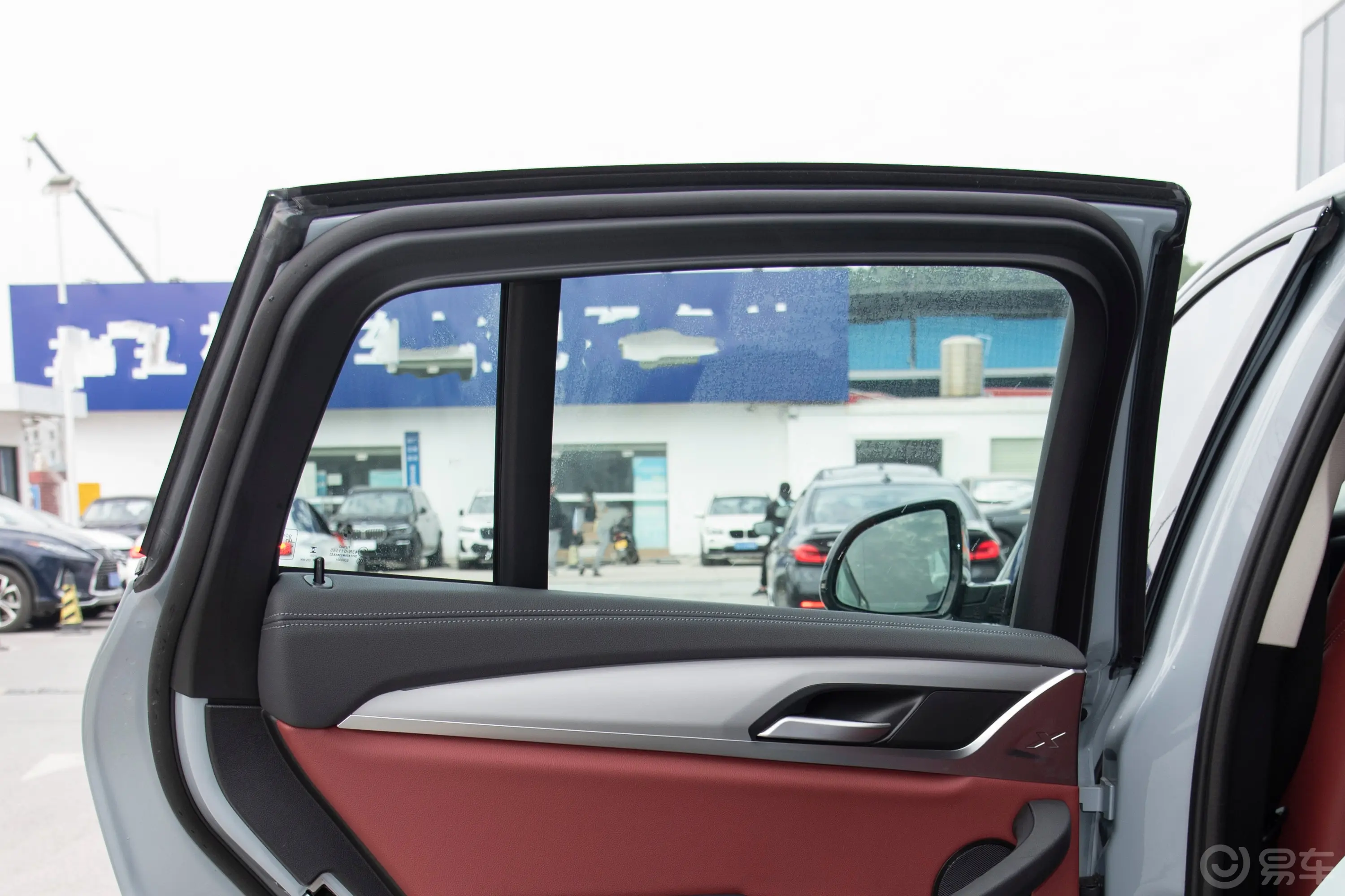 宝马X4xDrive30i M运动套装后排侧窗遮阳帘