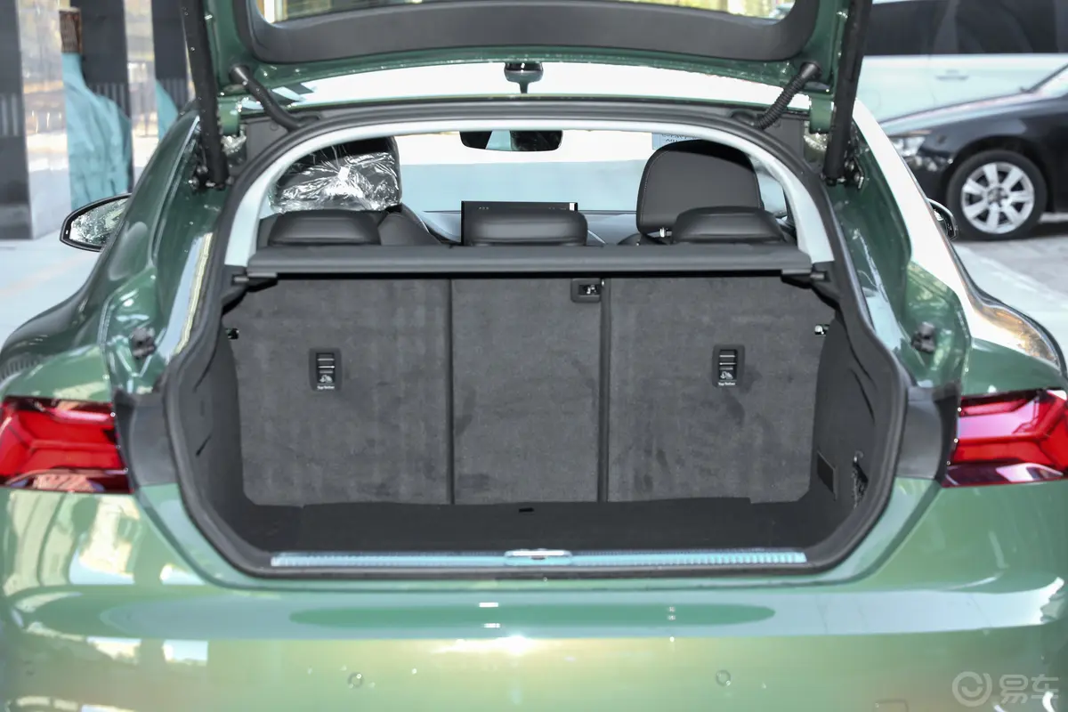 奥迪A5Sportback 40 TFSI quattro 豪华动感型后备厢空间特写