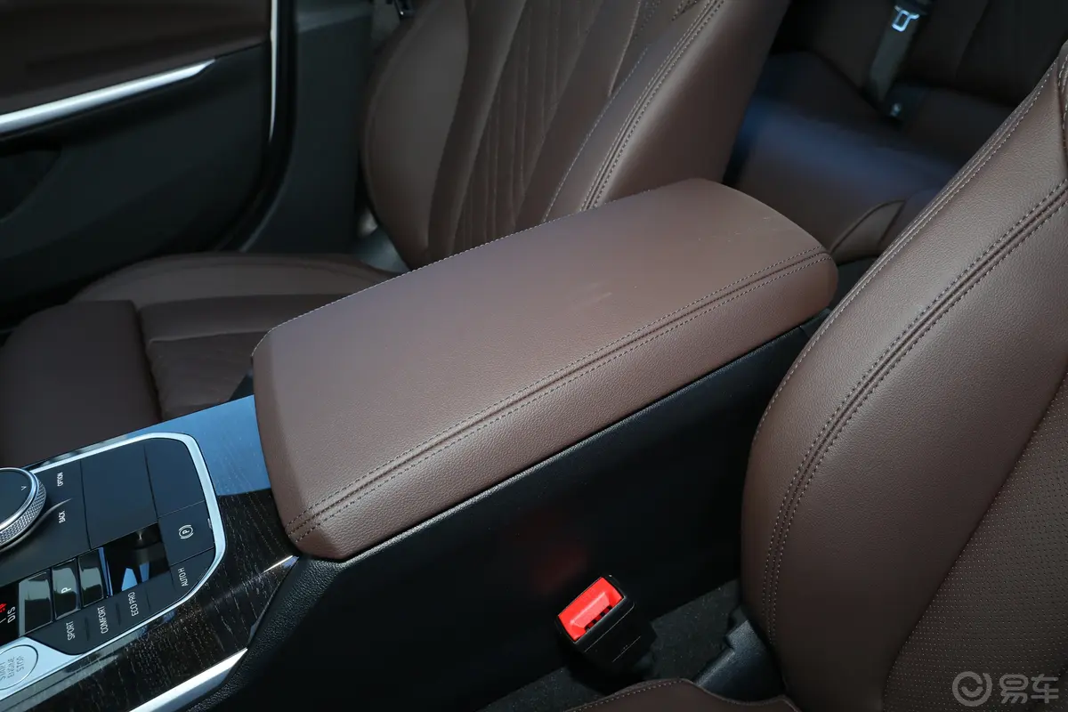 宝马3系325Li xDrive M运动套装前排中央扶手