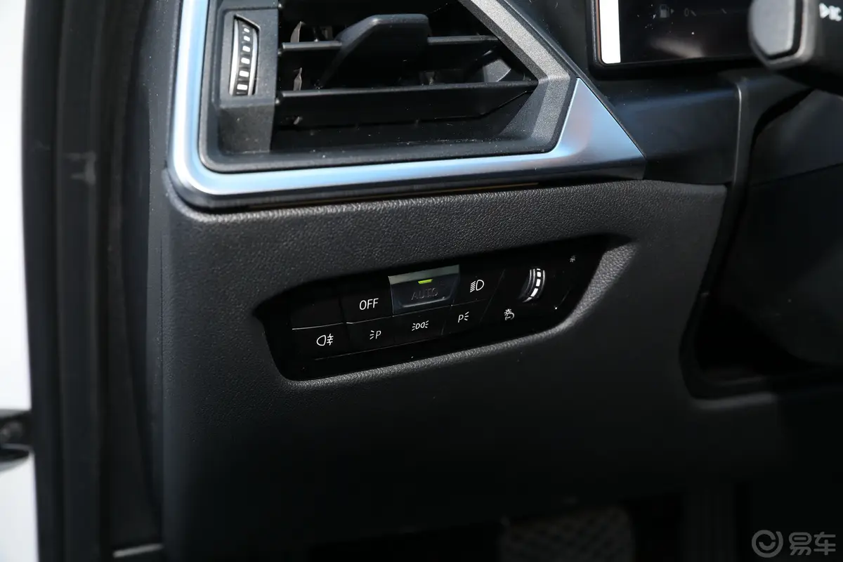 宝马3系325Li xDrive M运动套装灯光控制区