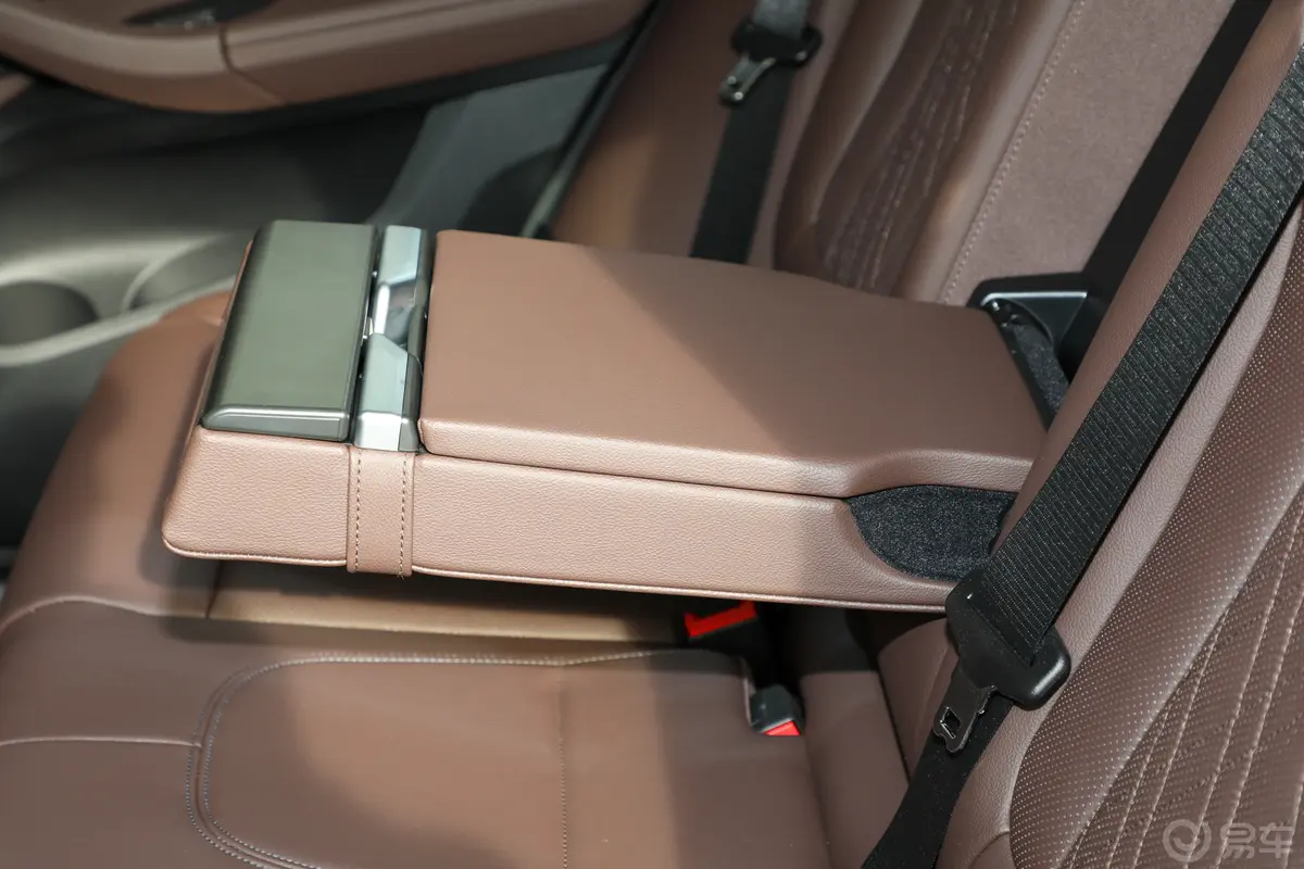 宝马X3xDrive25i M运动套装后排(第二排)中央扶手