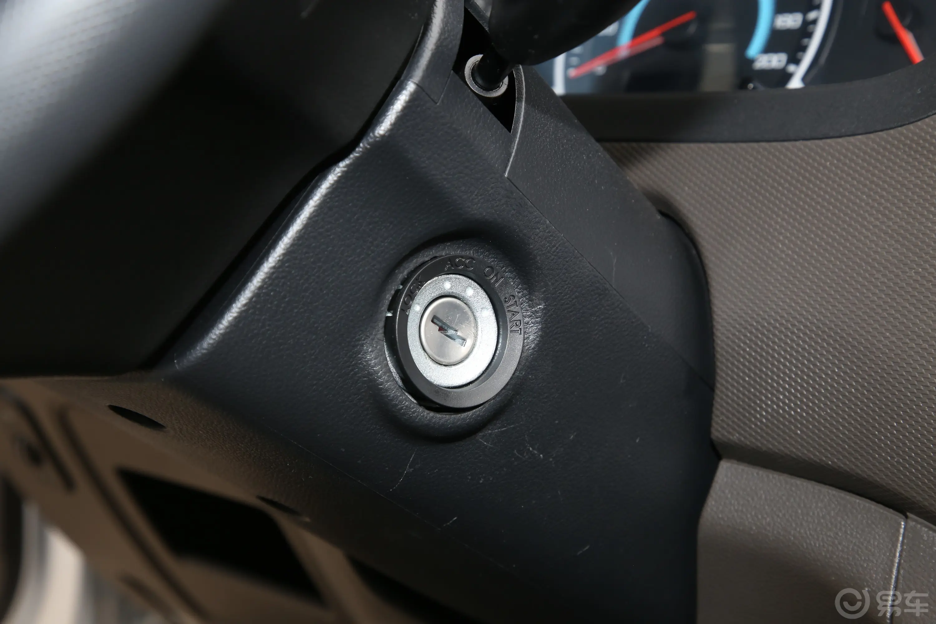 五菱荣光新卡2.0L 单排后双轮舒适型 2座钥匙孔或一键启动按键
