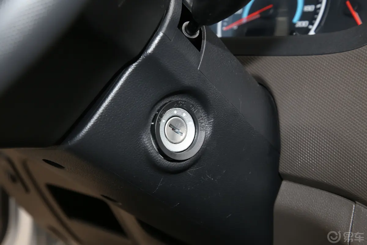 五菱荣光新卡2.0L 单排后双轮舒适型 2座钥匙孔或一键启动按键