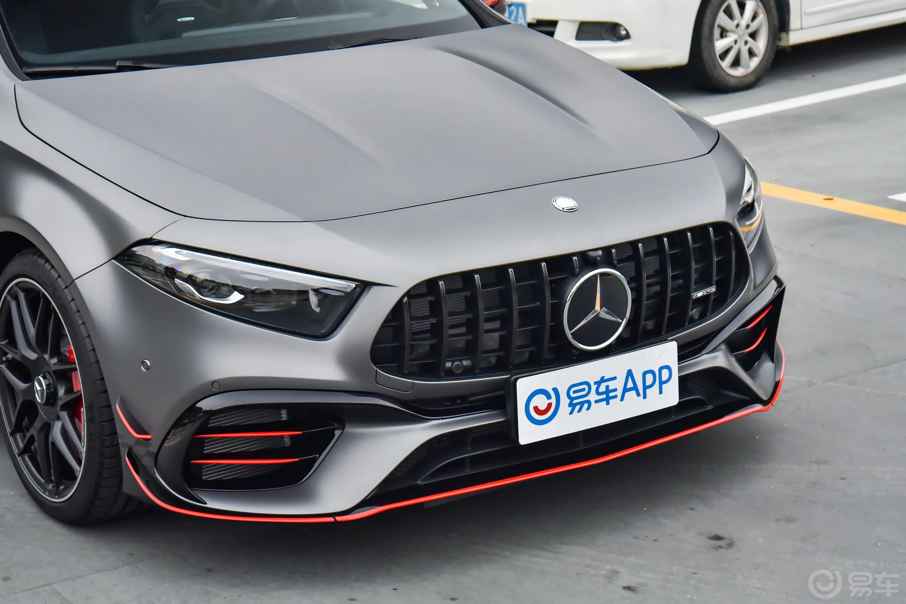 奔驰A级 AMG(进口)AMG A 45 S 4MATIC+燃擎当道特别版前格栅侧俯拍