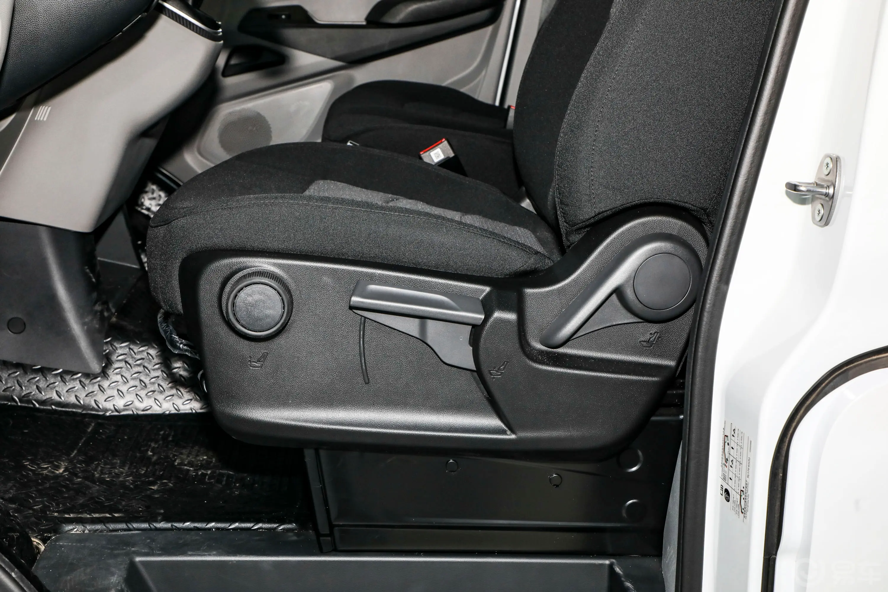 新途V90改款 运杰 2.0T 手动前驱后单胎短轴中顶 5/6座主驾座椅调节