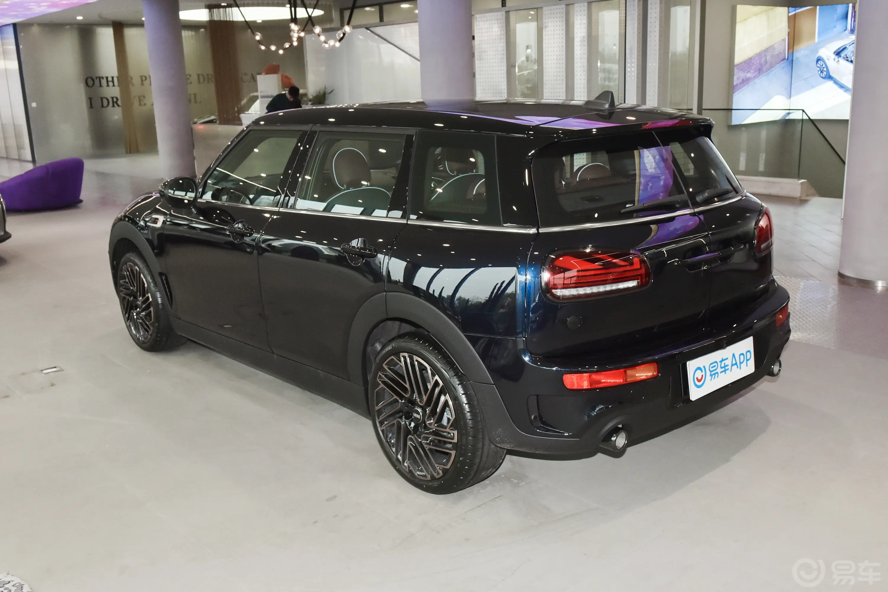 MINI CLUBMAN2.0T COOPER S 最后的绅士纪念版侧后45度车头向左水平