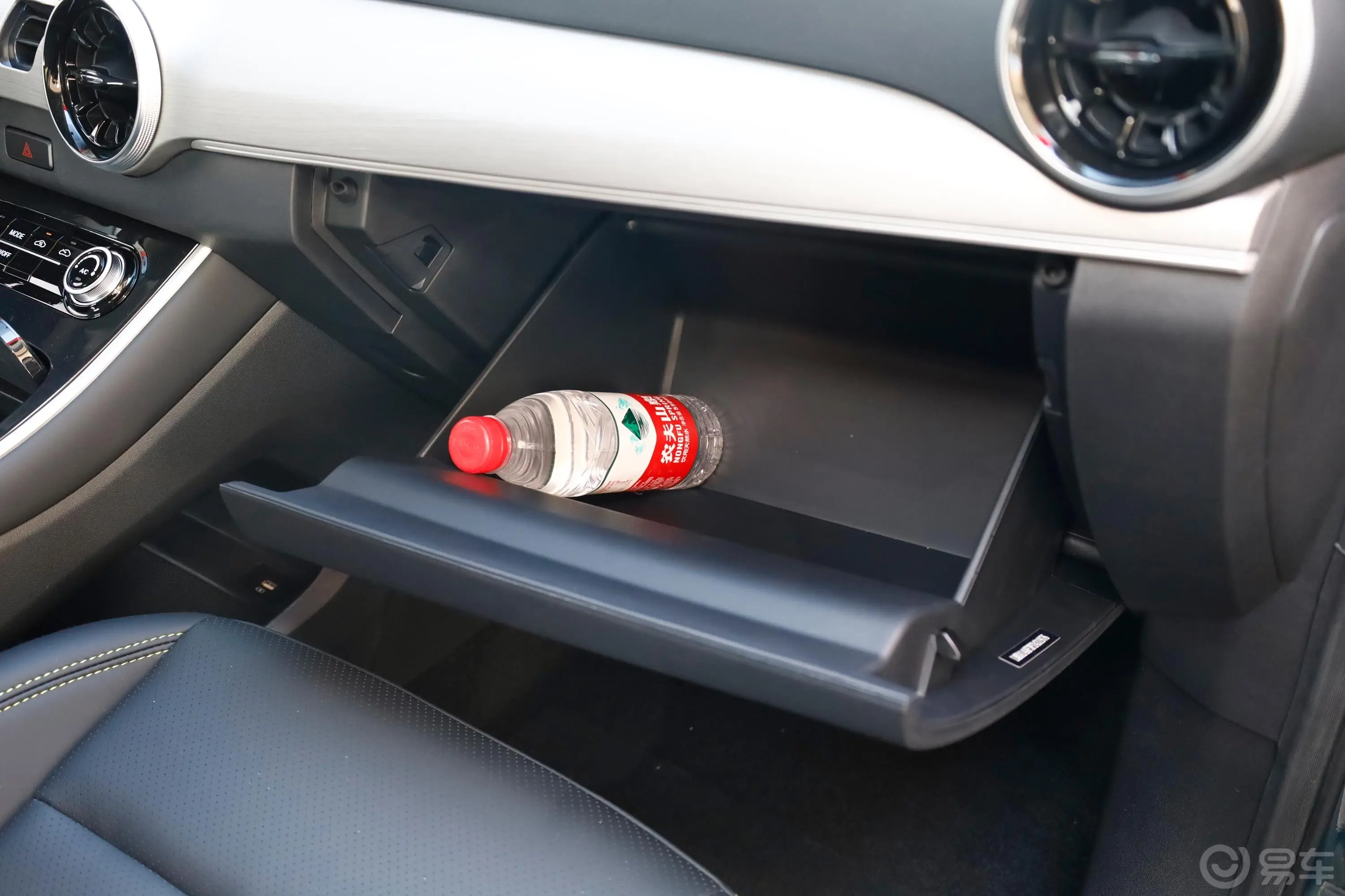 风行T5 EVO狂飙版 1.5T 定制款手套箱空间水瓶横置