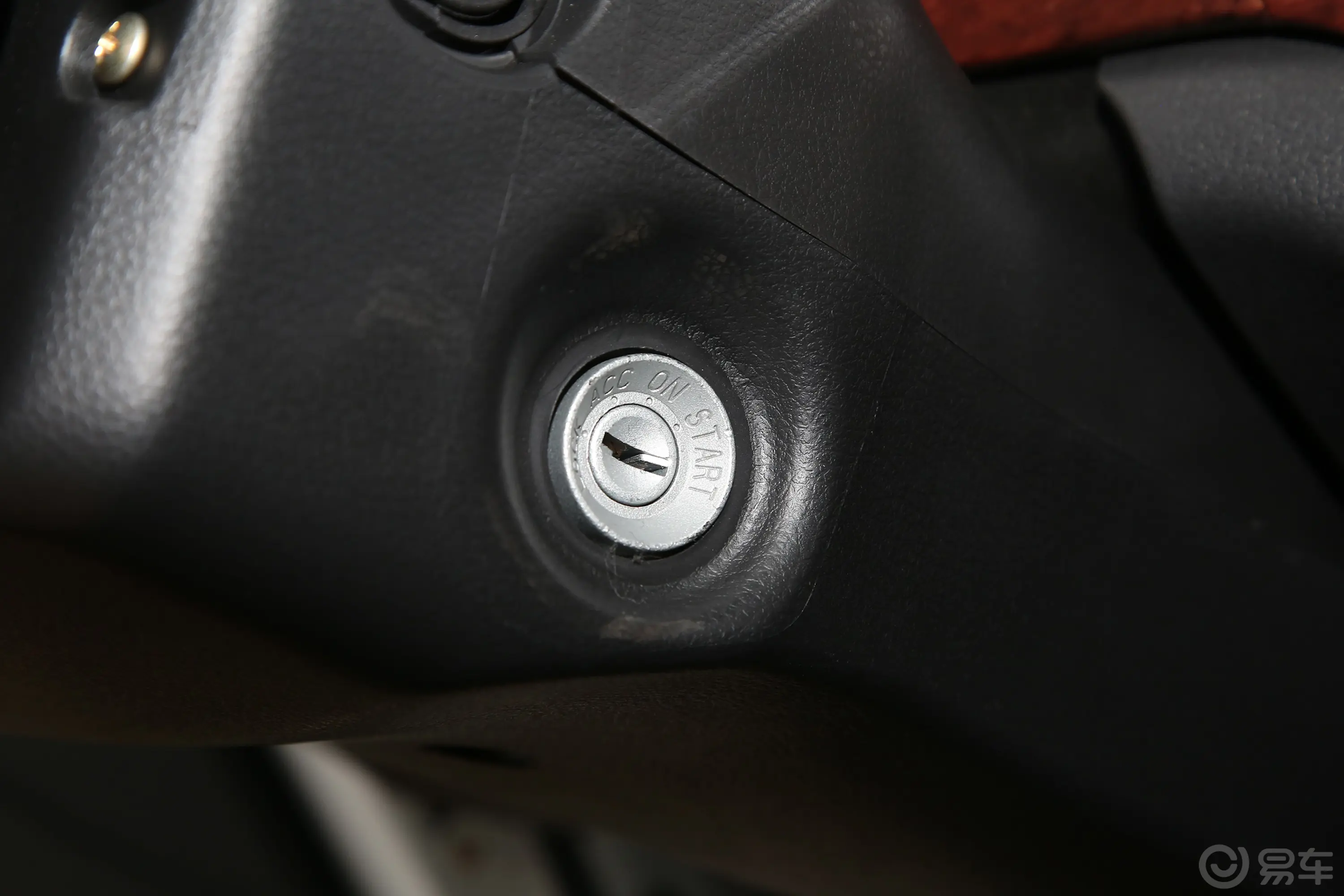 跨越者D5柳机2.0L 3.7米栏板车单排后双轮舒适版 CNG钥匙孔或一键启动按键