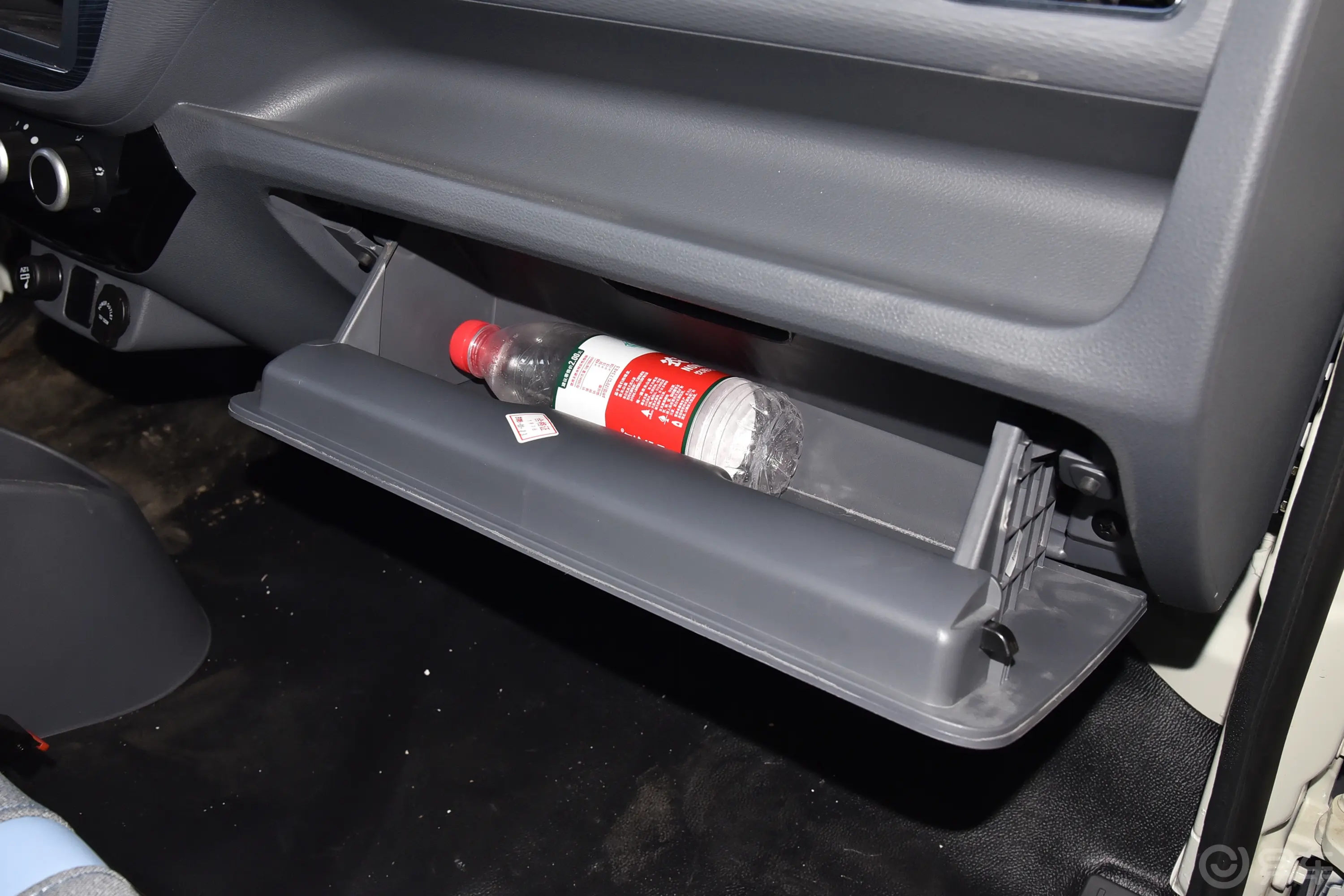 祥菱MM2 2.0L 手动单排基本版 汽油手套箱空间水瓶横置