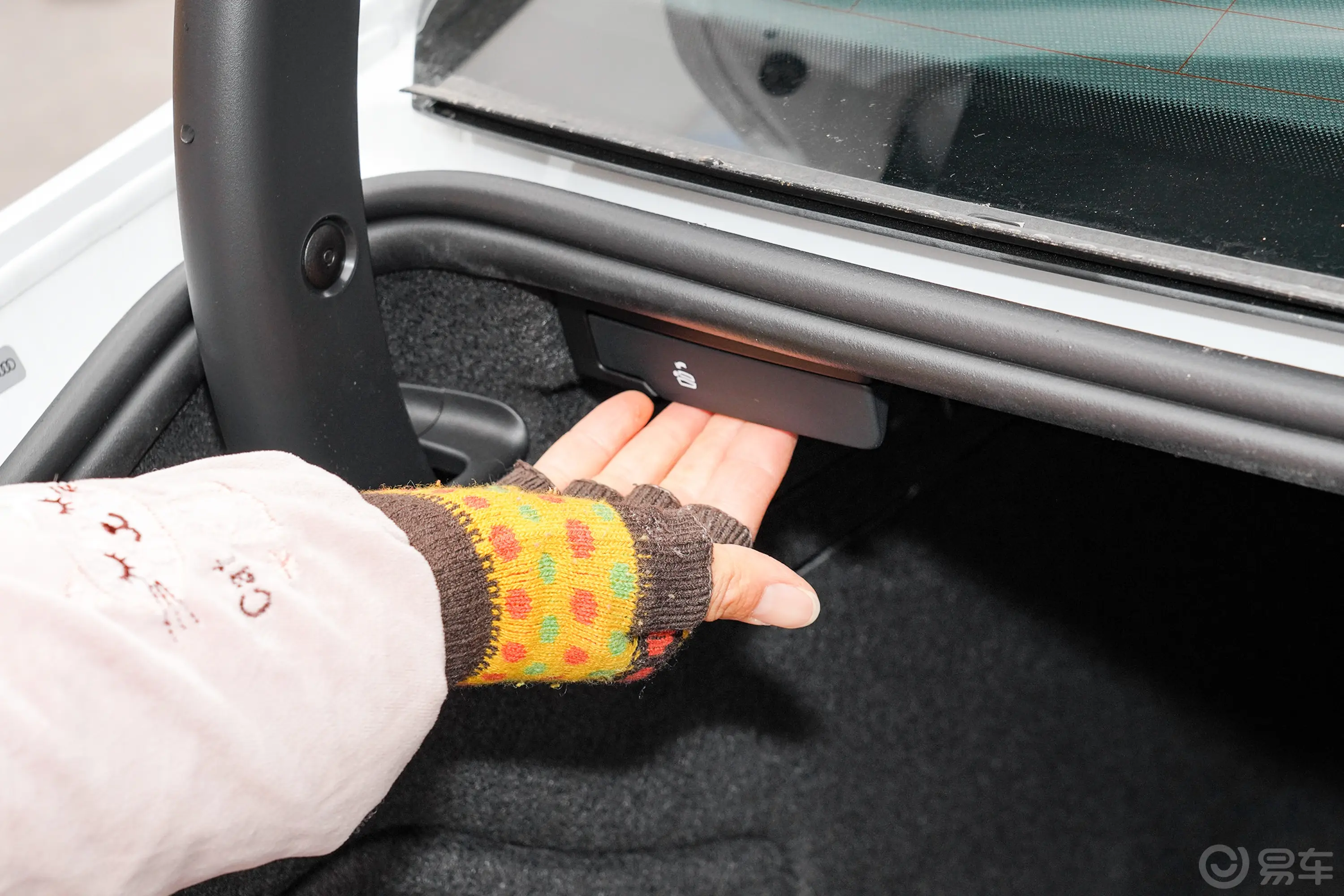 奥迪A5Coupe 40 TFSI 时尚动感型后备箱内座椅放倒按钮
