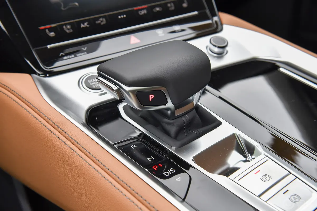 奥迪Q645 TFSI quattro 齐云型 羽林套装 6座换挡装置
