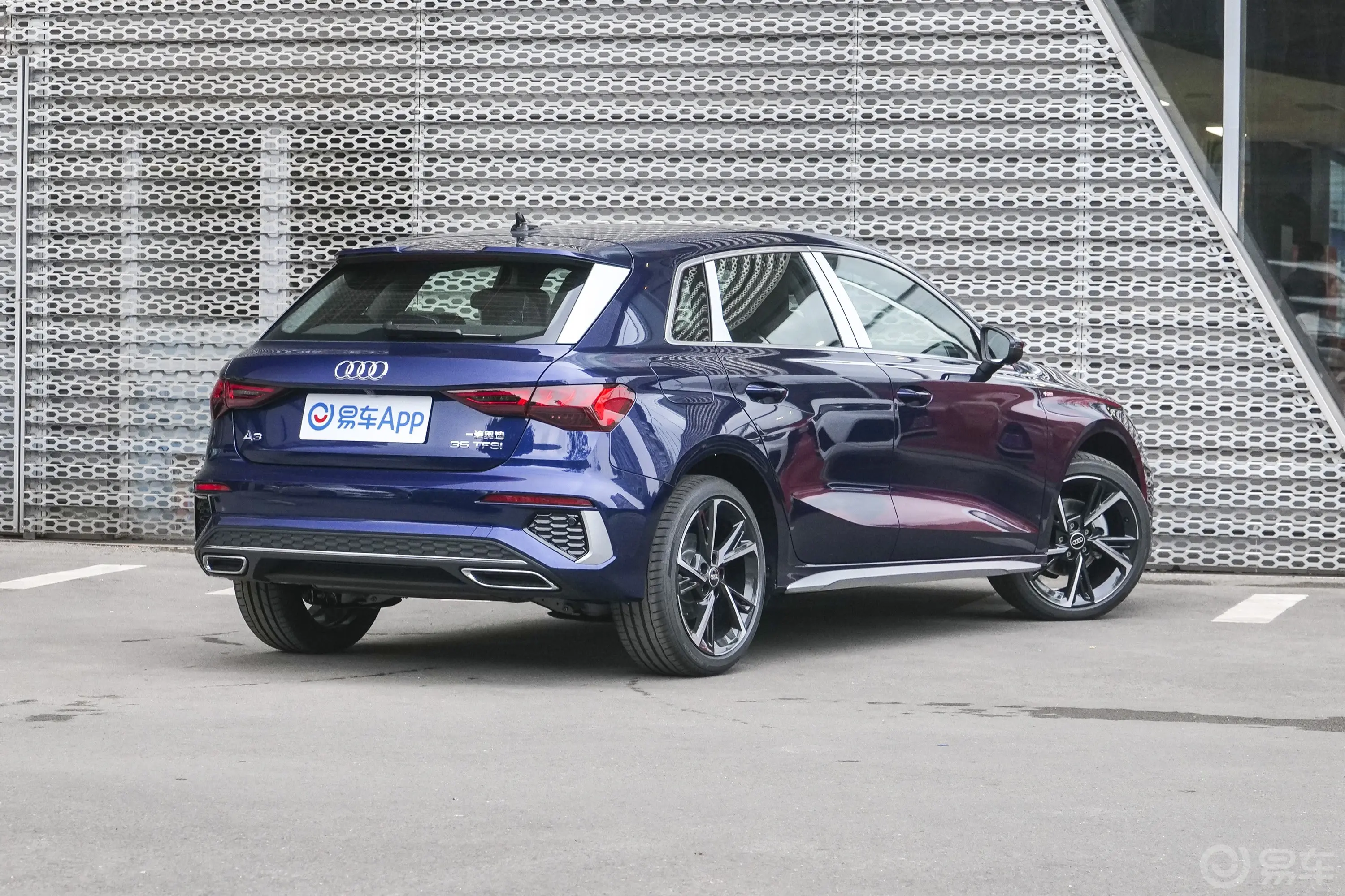 奥迪A3Sportback 35 TFSI 时尚运动型侧后45度车头向右水平