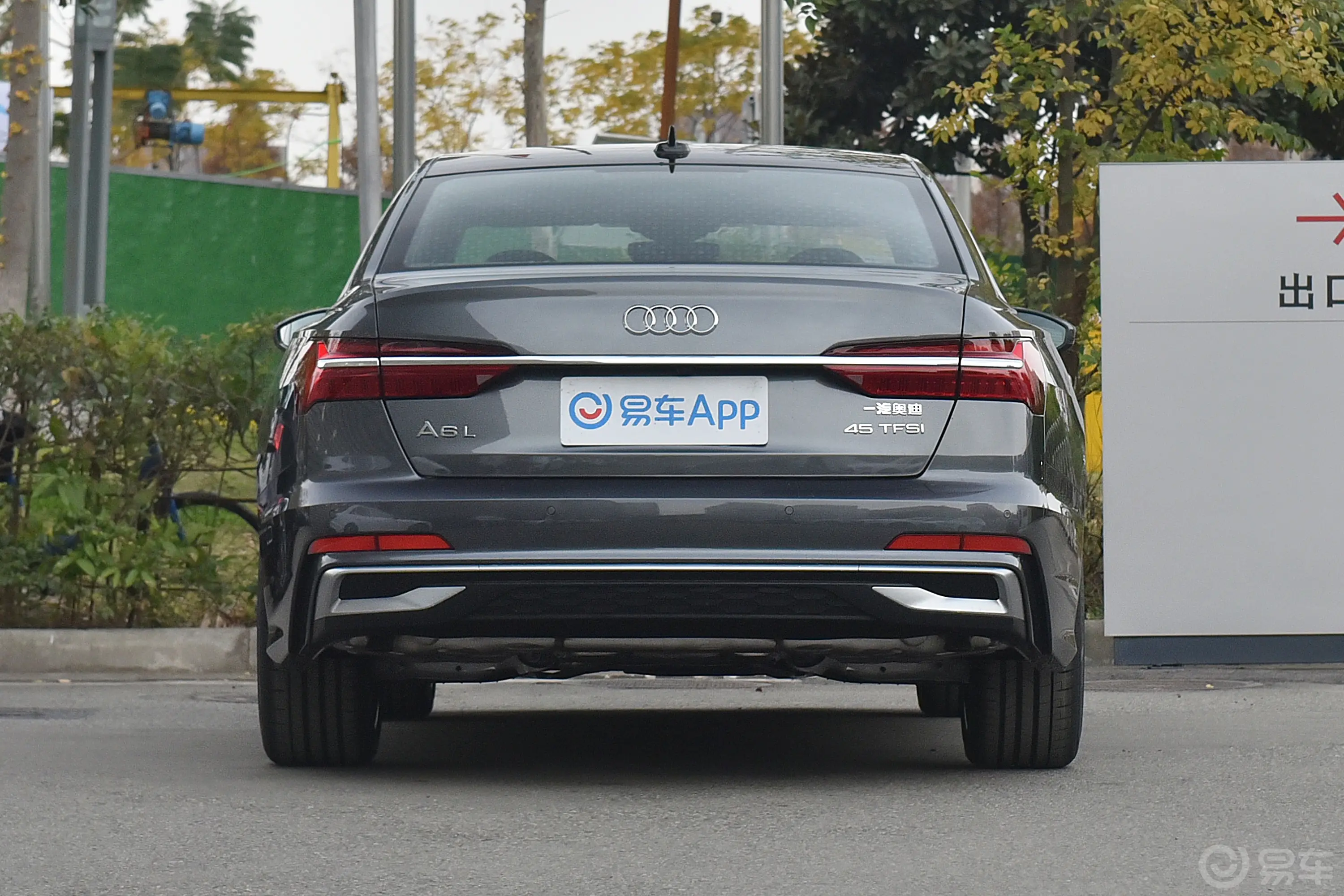 奥迪A6L45 TFSI 臻选动感型正后水平