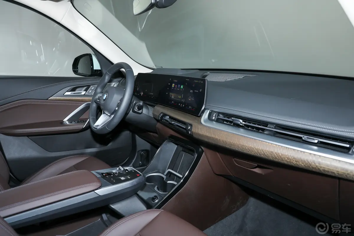 宝马X1xDrive25Li X设计套装内饰全景副驾驶员方向