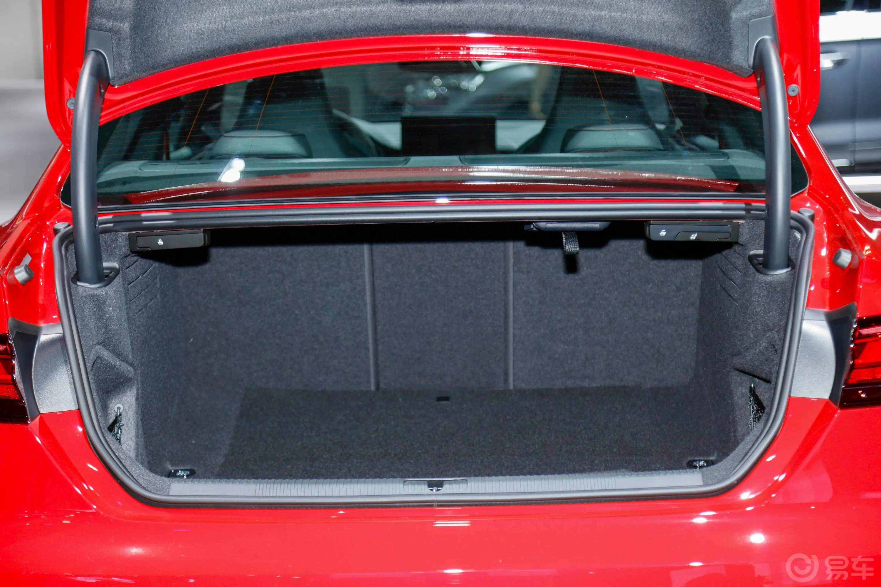 奥迪RS 52.9T Coupe 常规版后备厢空间特写