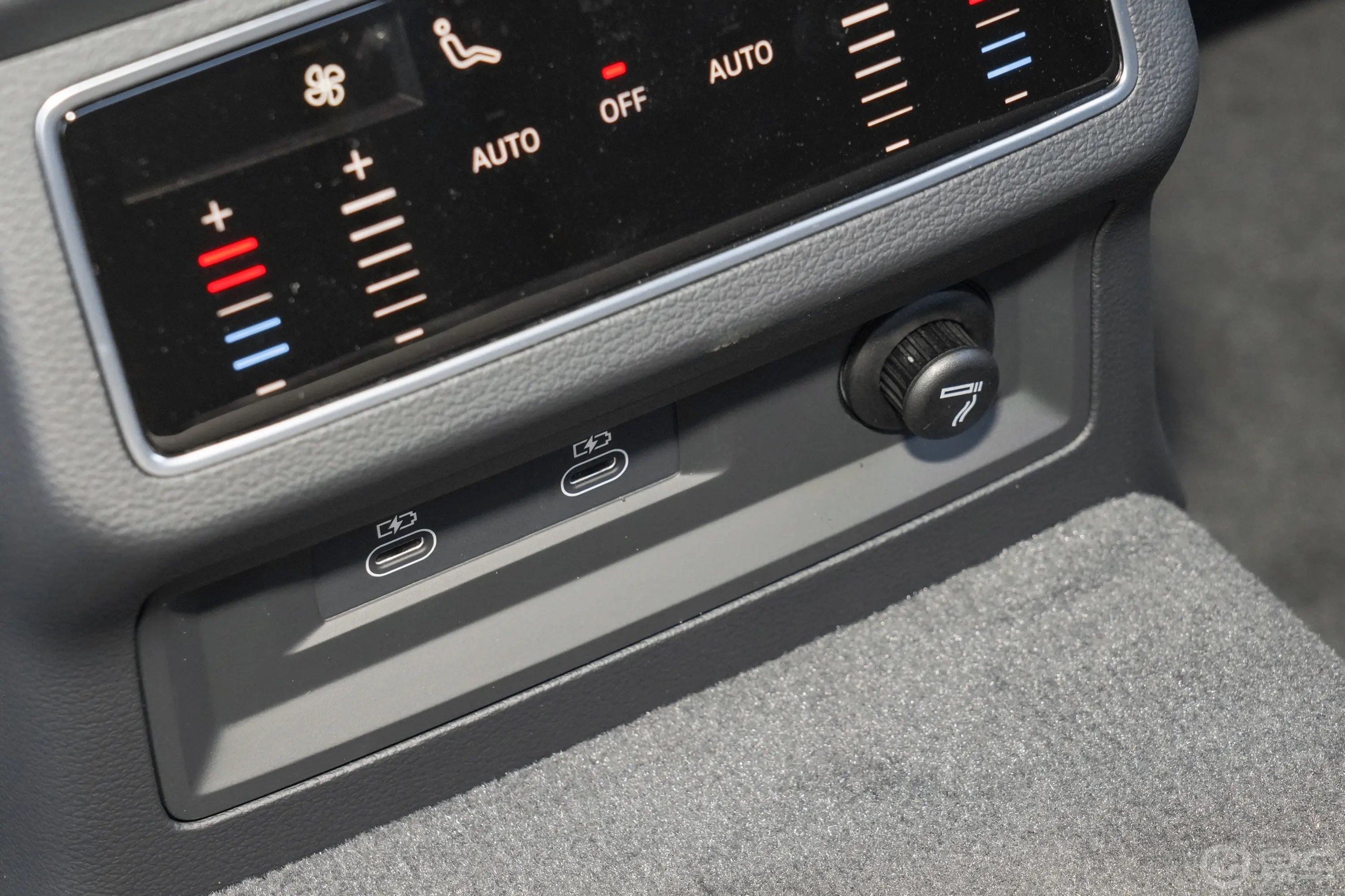 奥迪RS 74.0T Sportback Performance后排充电口