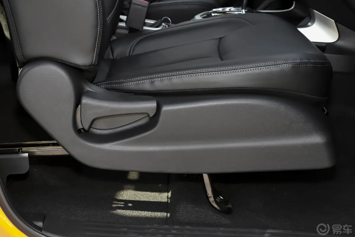 纳瓦拉改款 2.5L 自动四驱尊享型副驾座椅调节