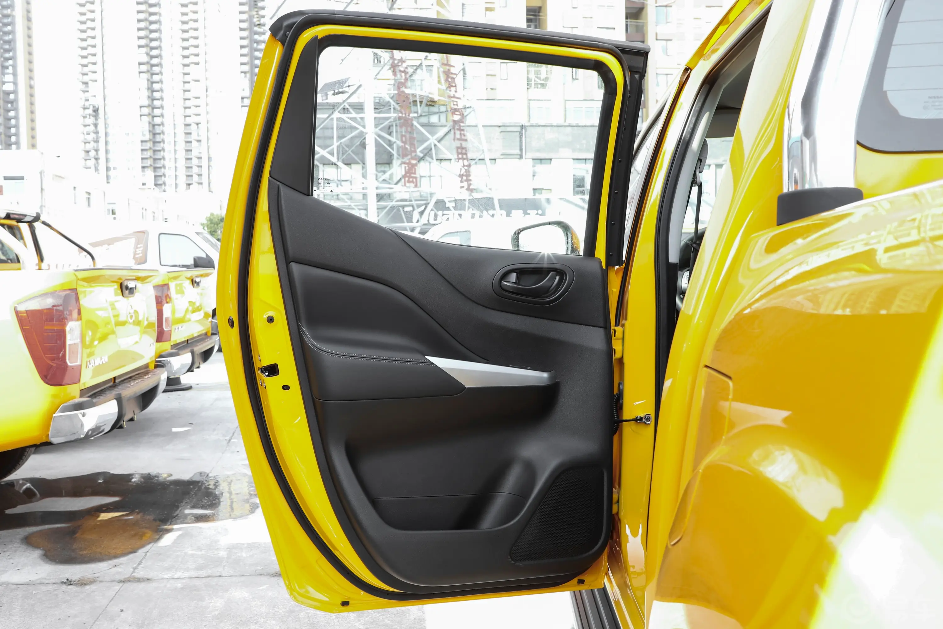 纳瓦拉改款 2.5L 自动四驱尊享型驾驶员侧后车门