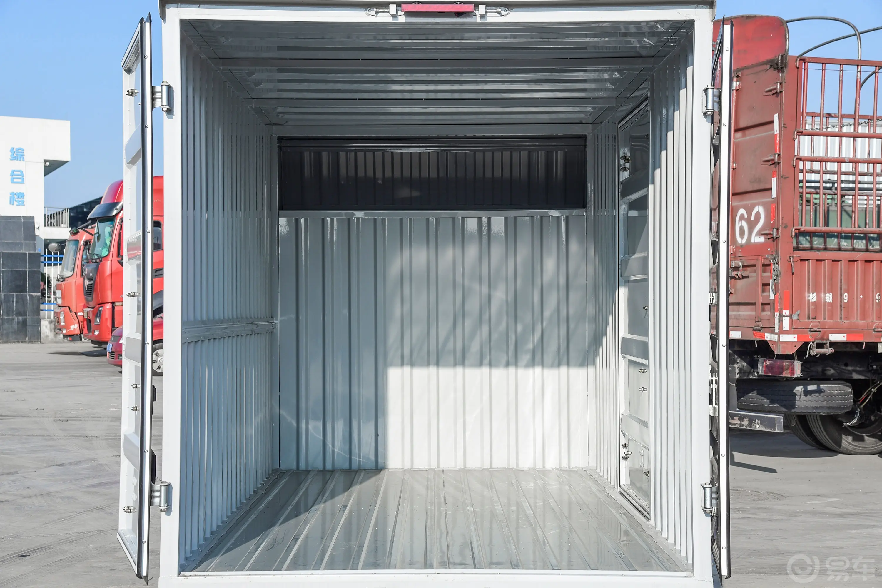 长安星卡1.5L 单排2.72米钢板厢货舒适型后备厢空间特写