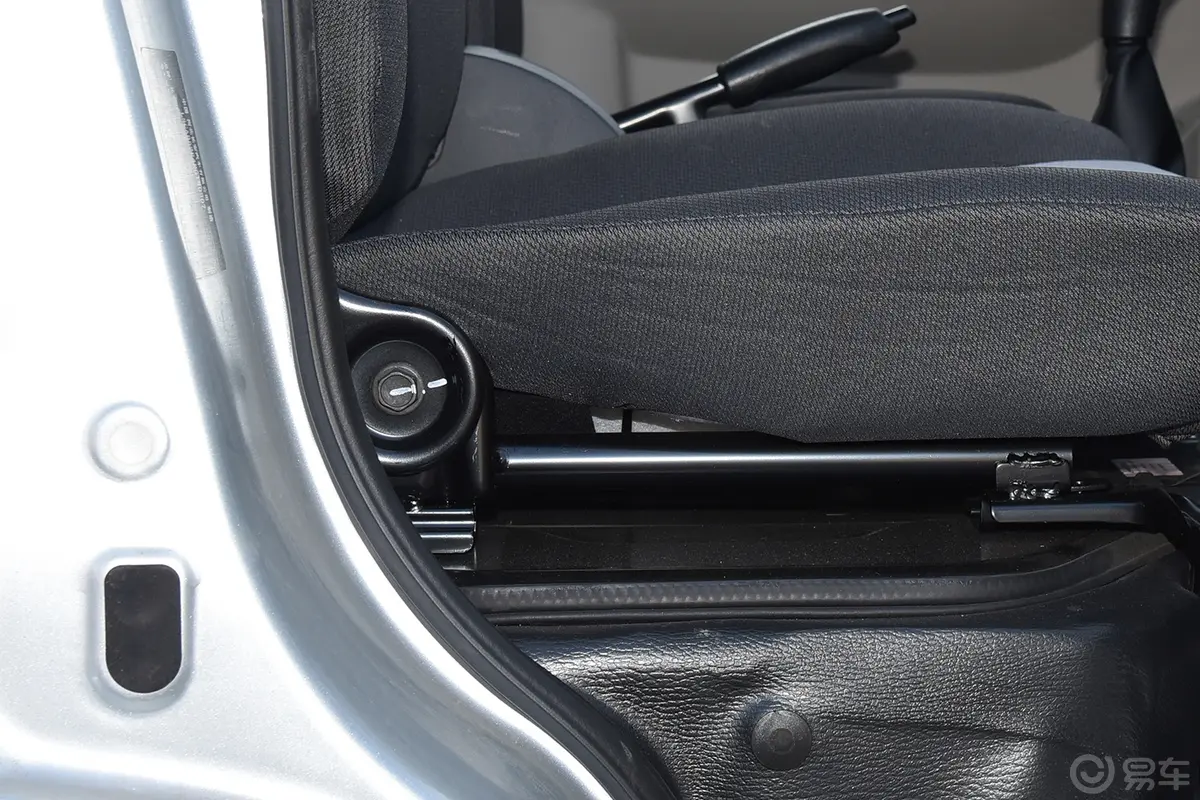 长安星卡1.5L 单排2.72米钢板厢货舒适型副驾座椅调节