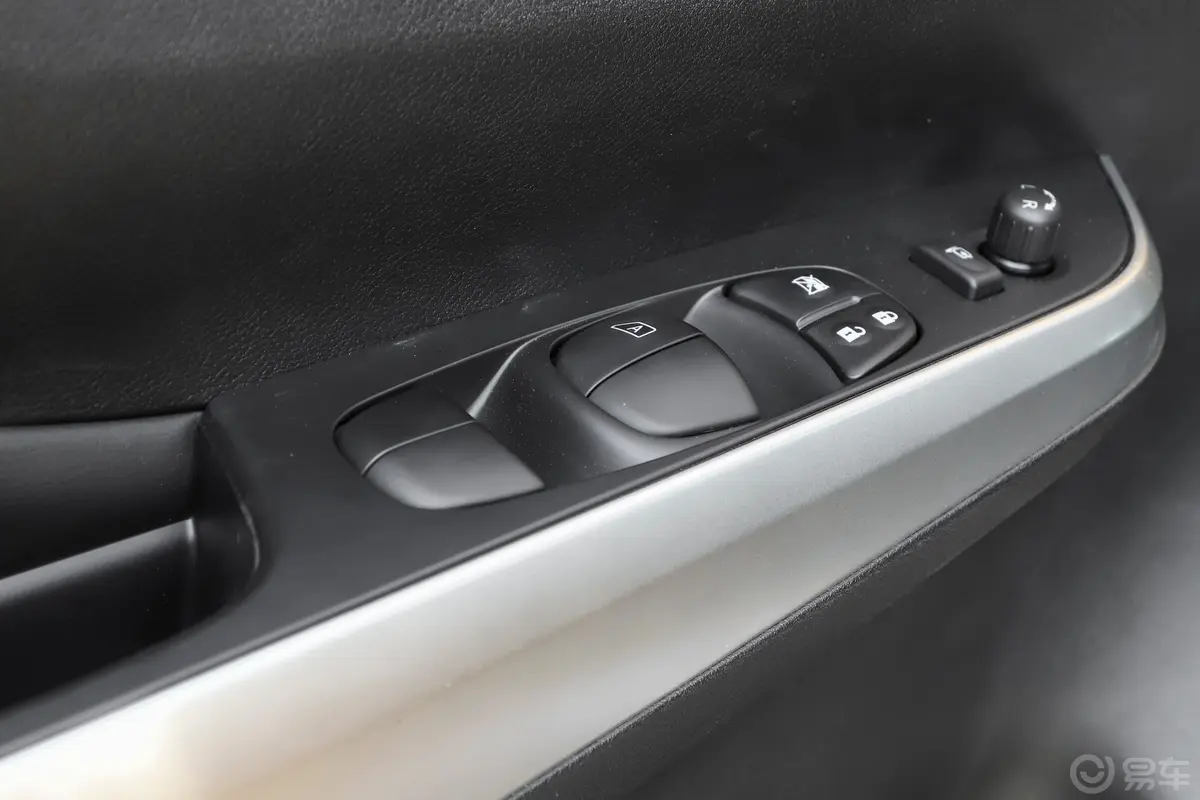 纳瓦拉改款 2.5L 自动四驱尊享型车窗调节整体