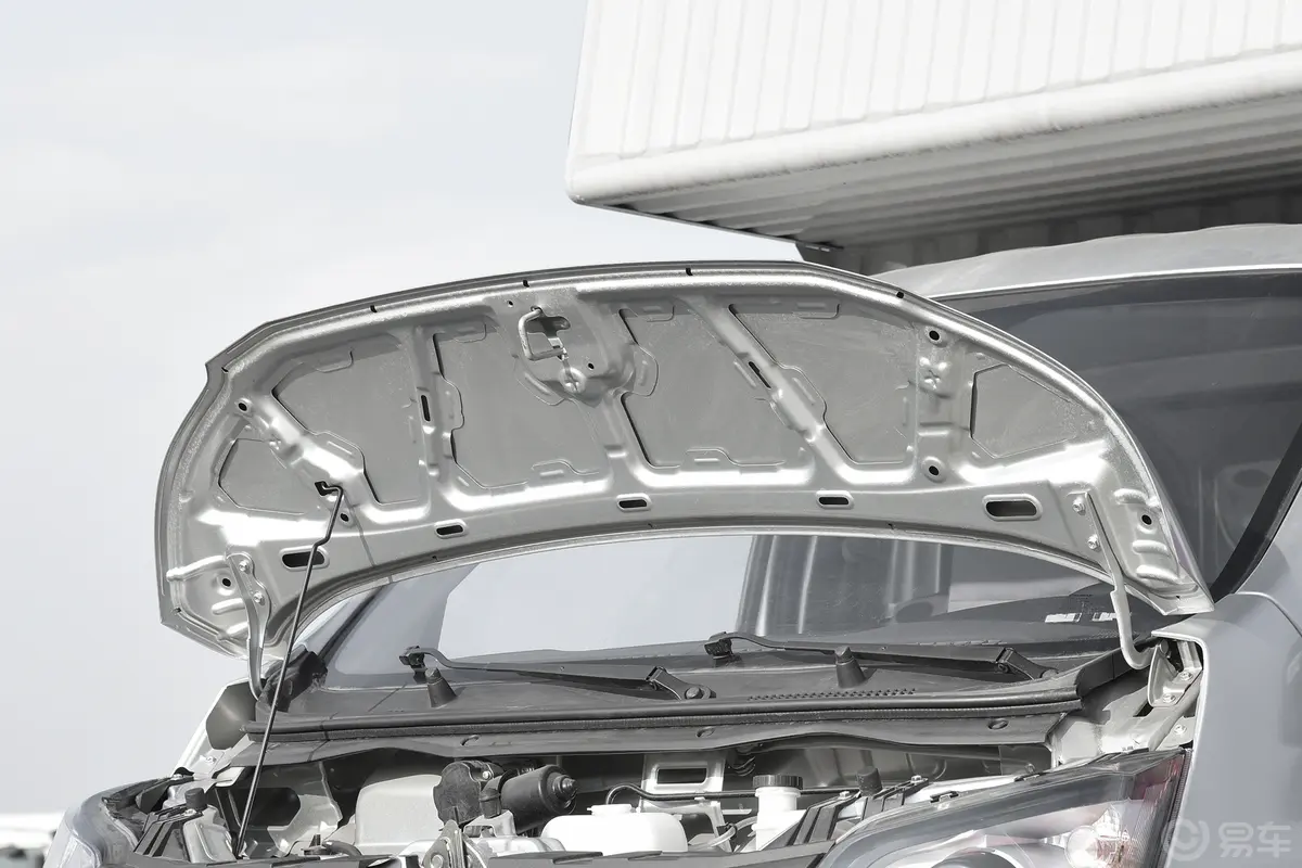 长安星卡1.5L 单排2.72米钢板厢货舒适型发动机舱盖内侧