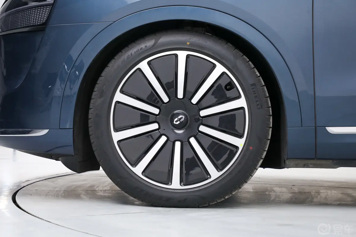 问界M9纯电版 630km Ultra 6座前轮毂造型