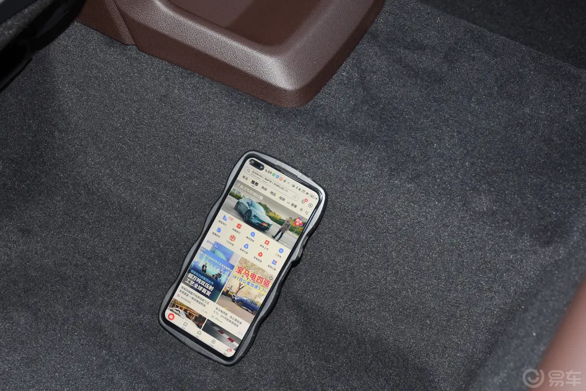 宝马X1sDrive25Li X设计套装后排地板中间位置
