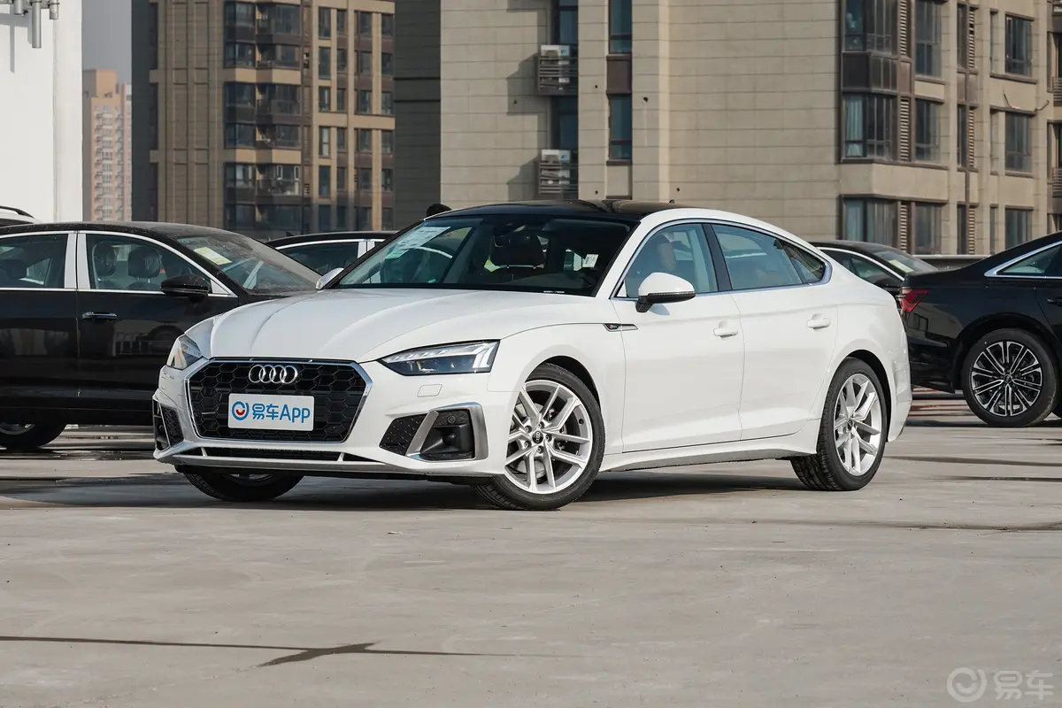 奥迪A5Sportback 40 TFSI 时尚动感型侧前45度车头向左水平