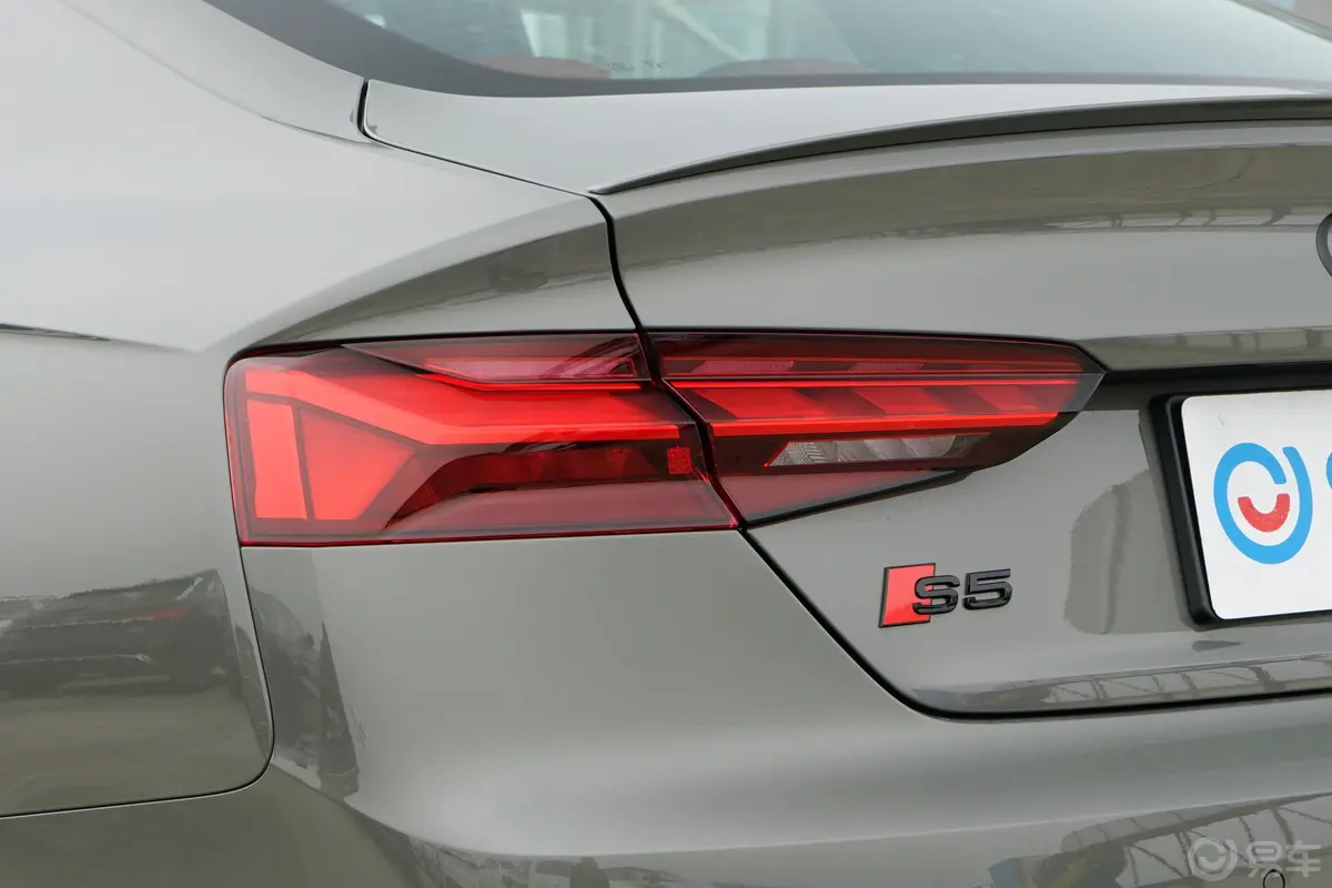 奥迪S53.0T Sportback外观灯组