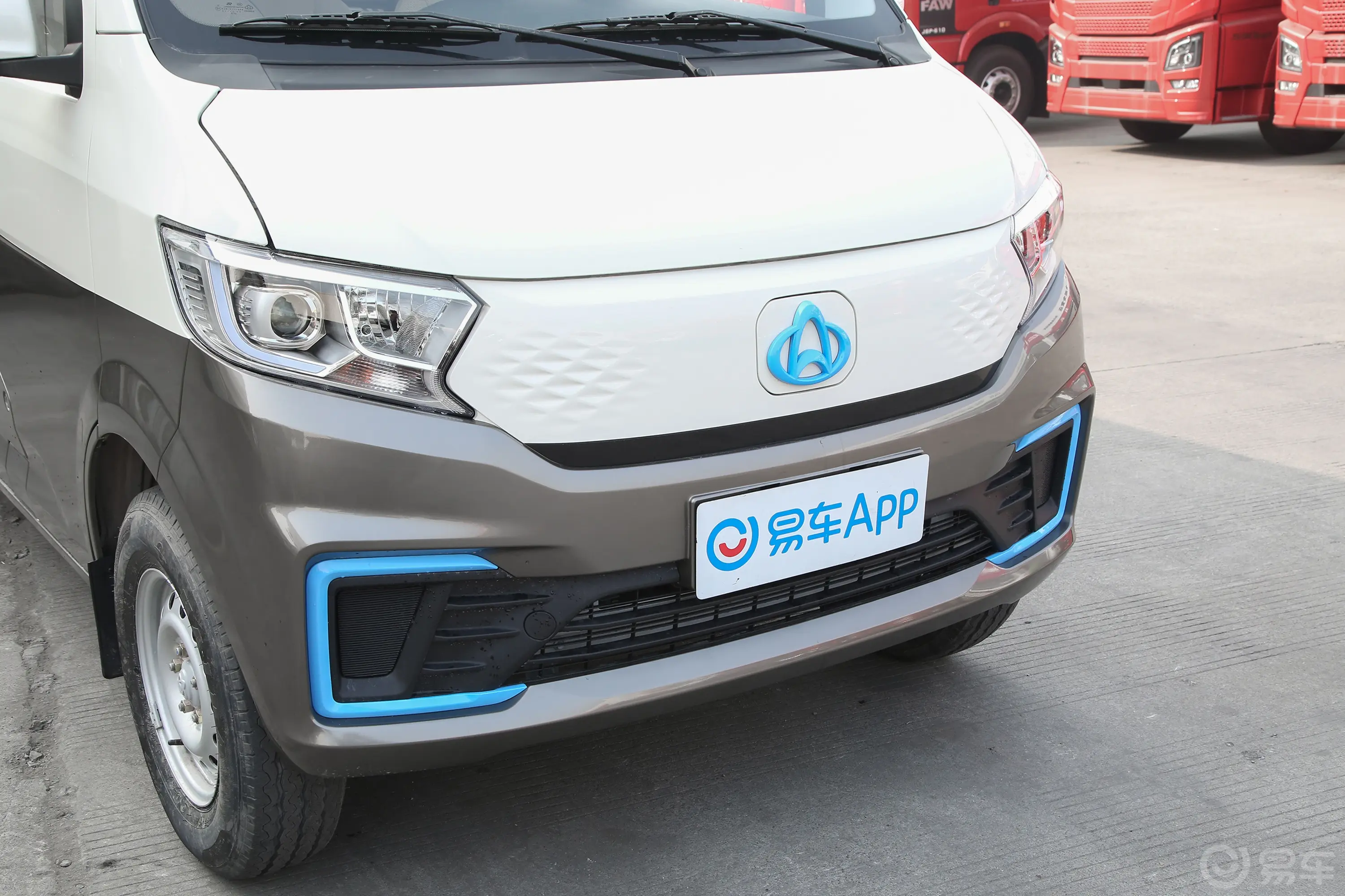 跨越星V7 EV251km 客车对开门豪华型 6座前格栅侧俯拍