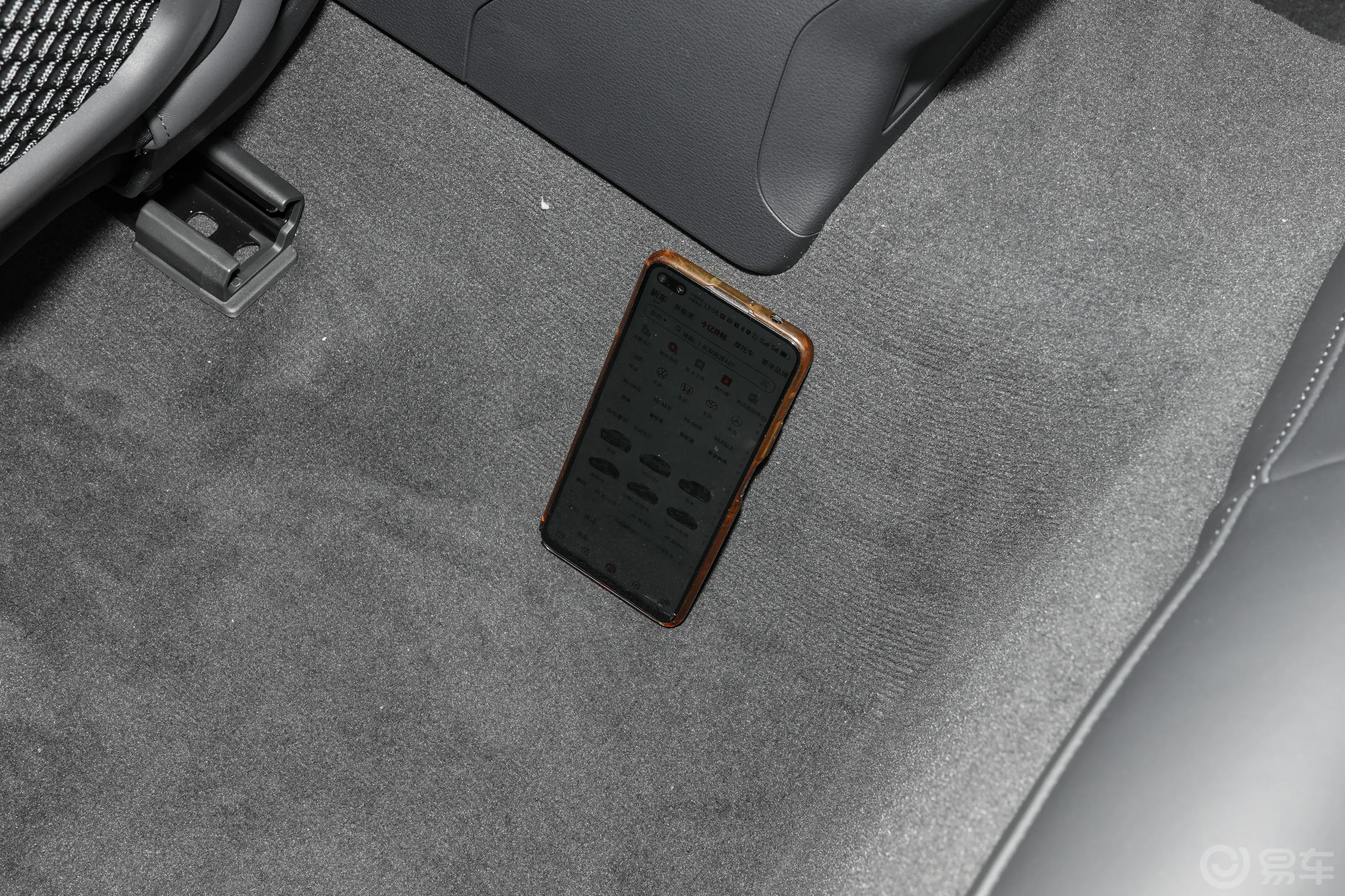 奥迪RS 64.0T Avant Performance后排地板中间位置