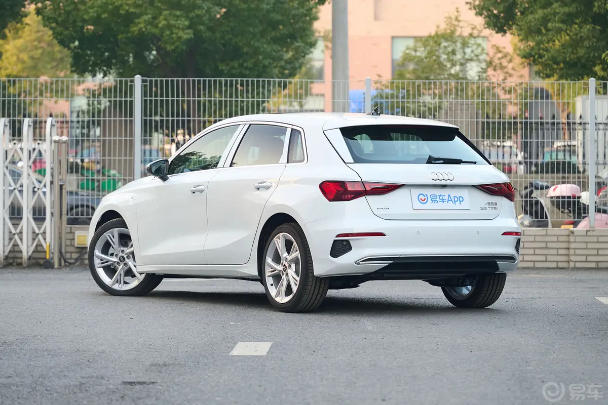 奥迪A3Sportback 35 TFSI 时尚致雅型侧后45度车头向左水平