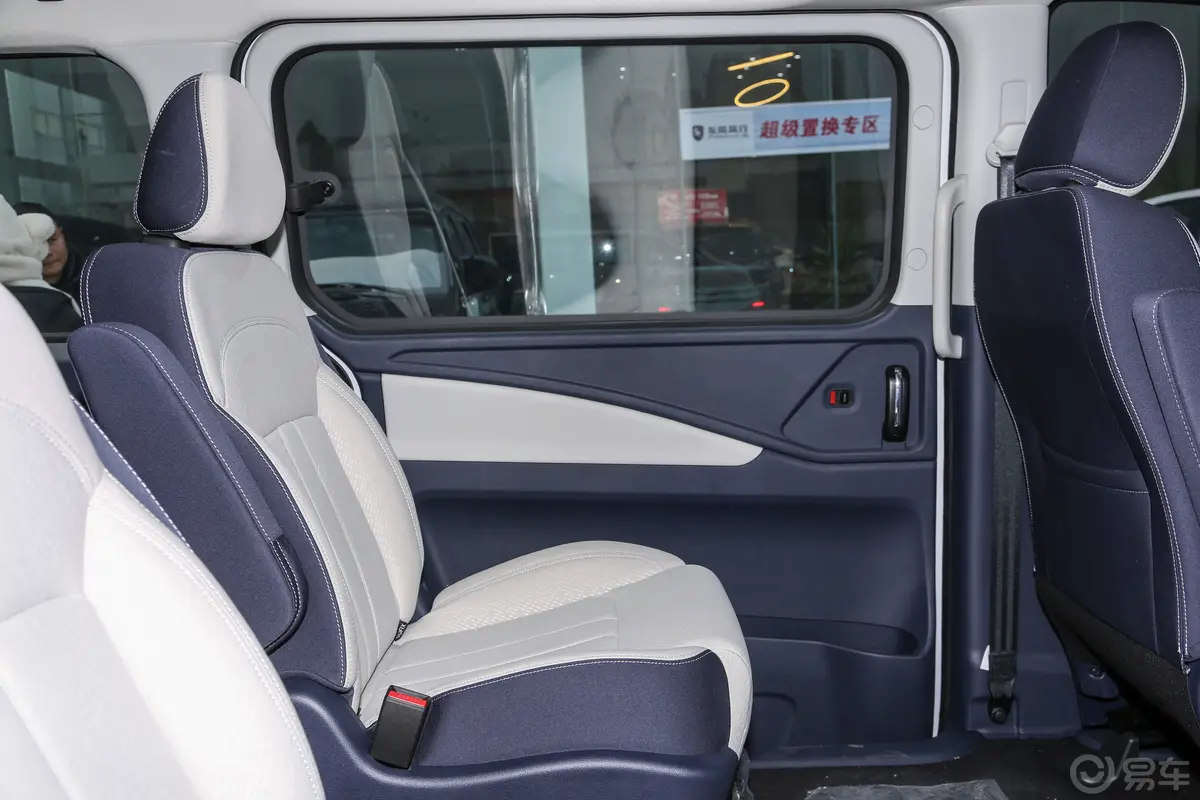 菱智PLUS1.5T 手动舒适型 7座驾驶员侧后车门