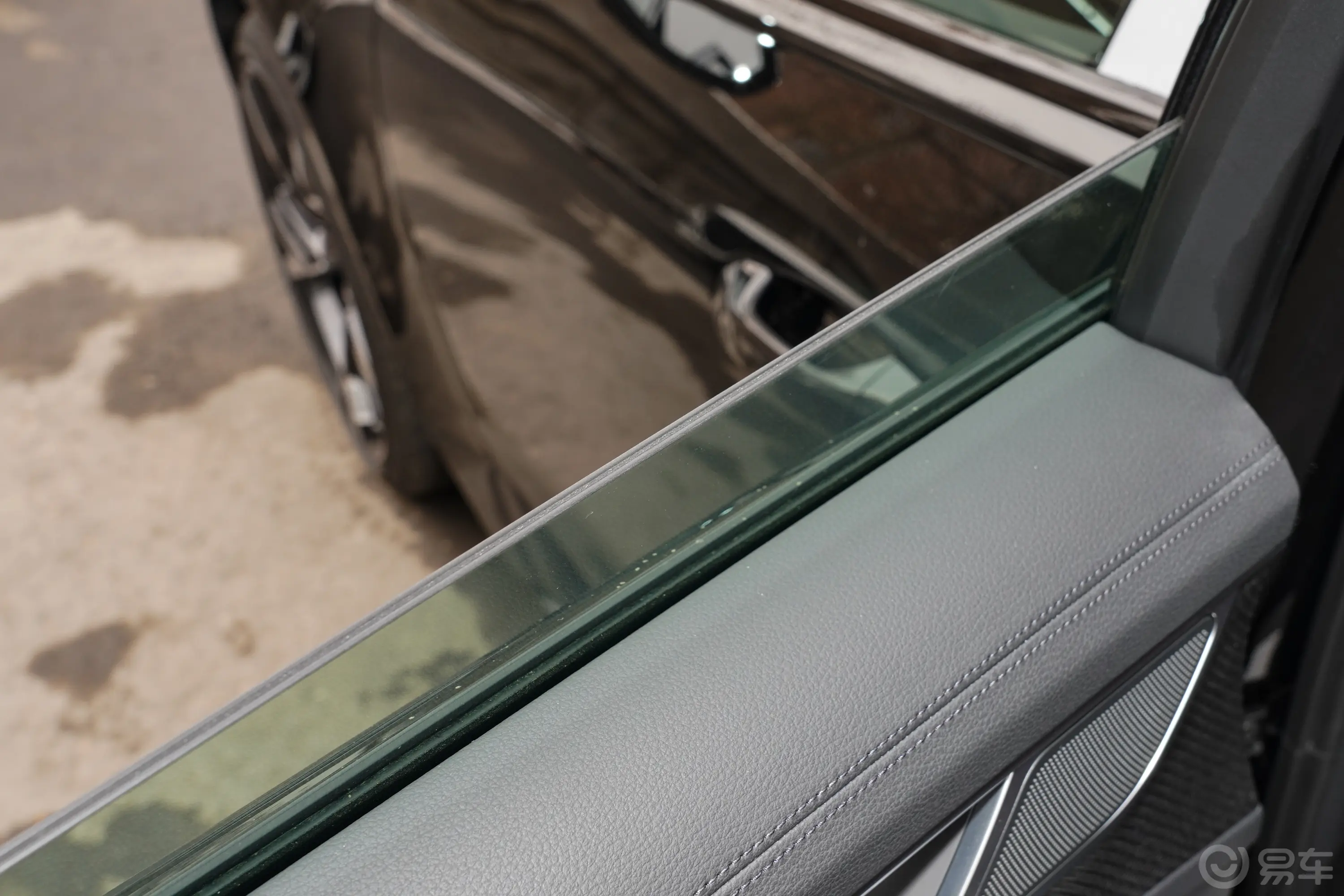 奥迪RS 64.0T Avant Performance后排玻璃材质特写