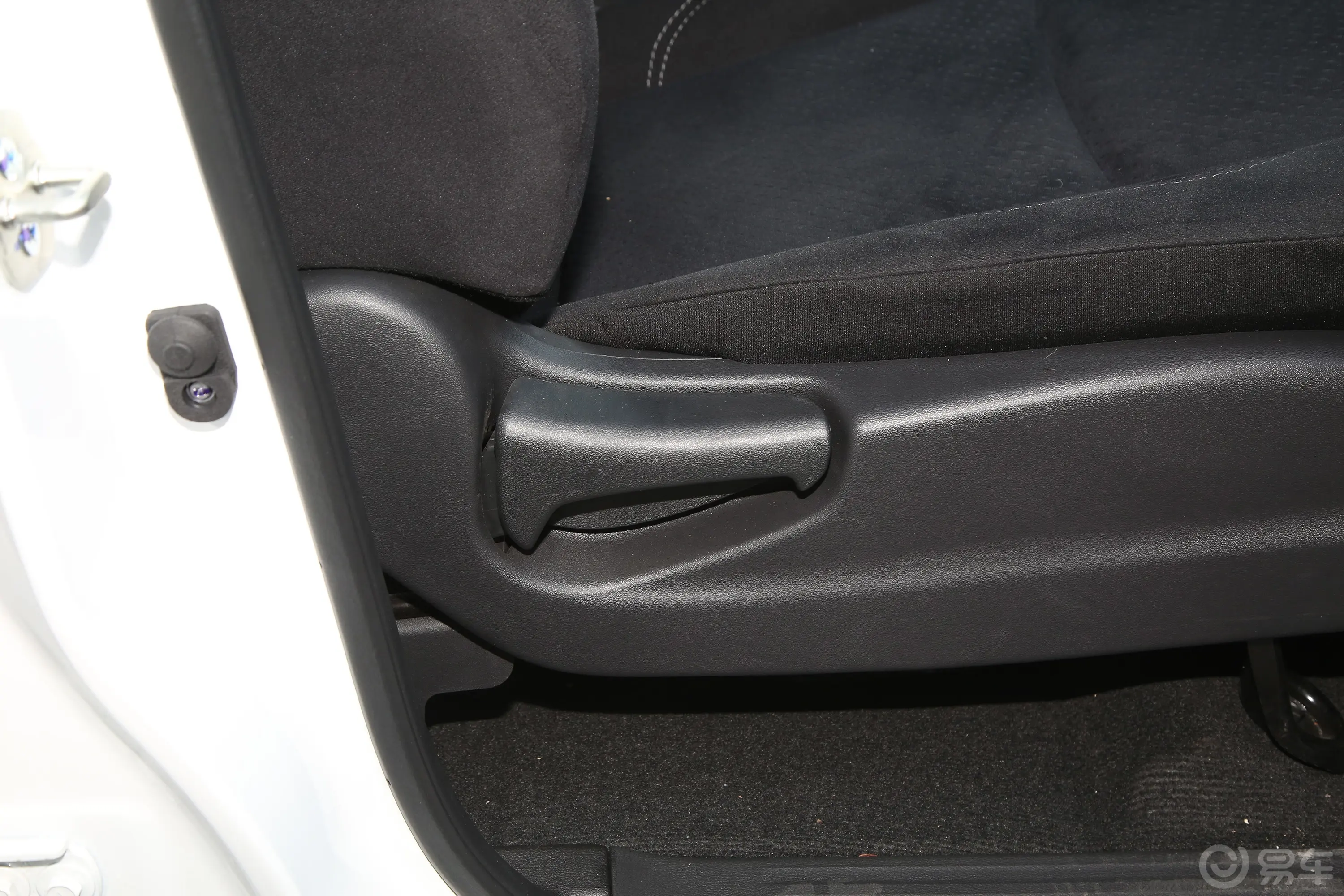 纳瓦拉改款 2.5L 手动两驱舒适型副驾座椅调节