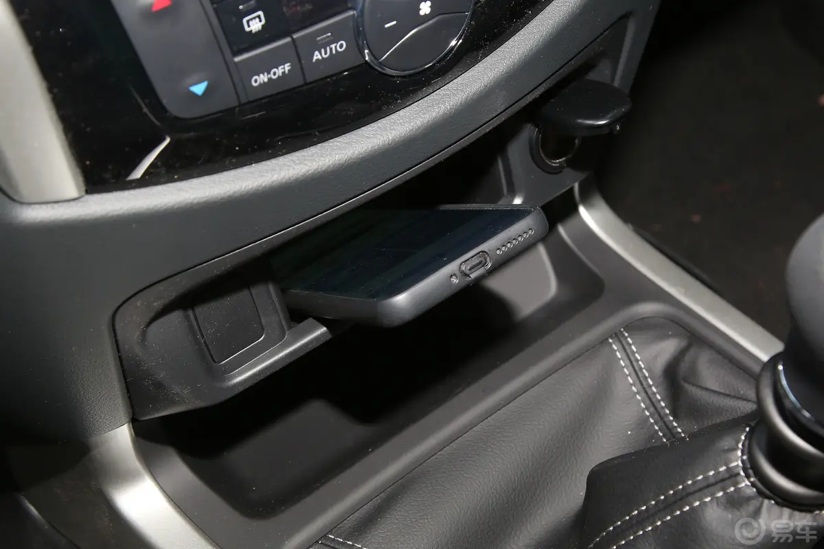纳瓦拉改款 2.5L 手动两驱舒适型中控
