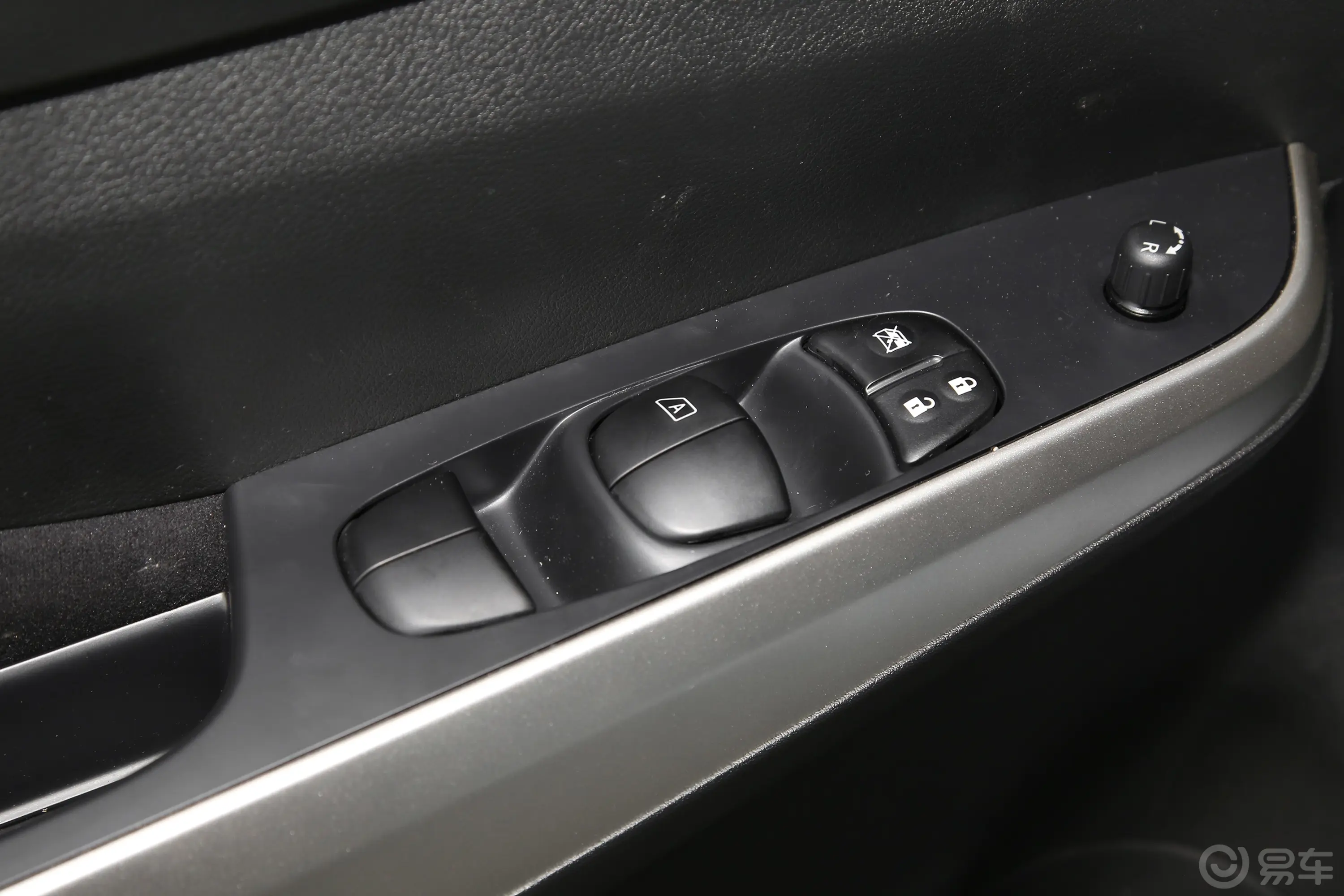 纳瓦拉改款 2.5L 手动两驱舒适型车窗调节整体
