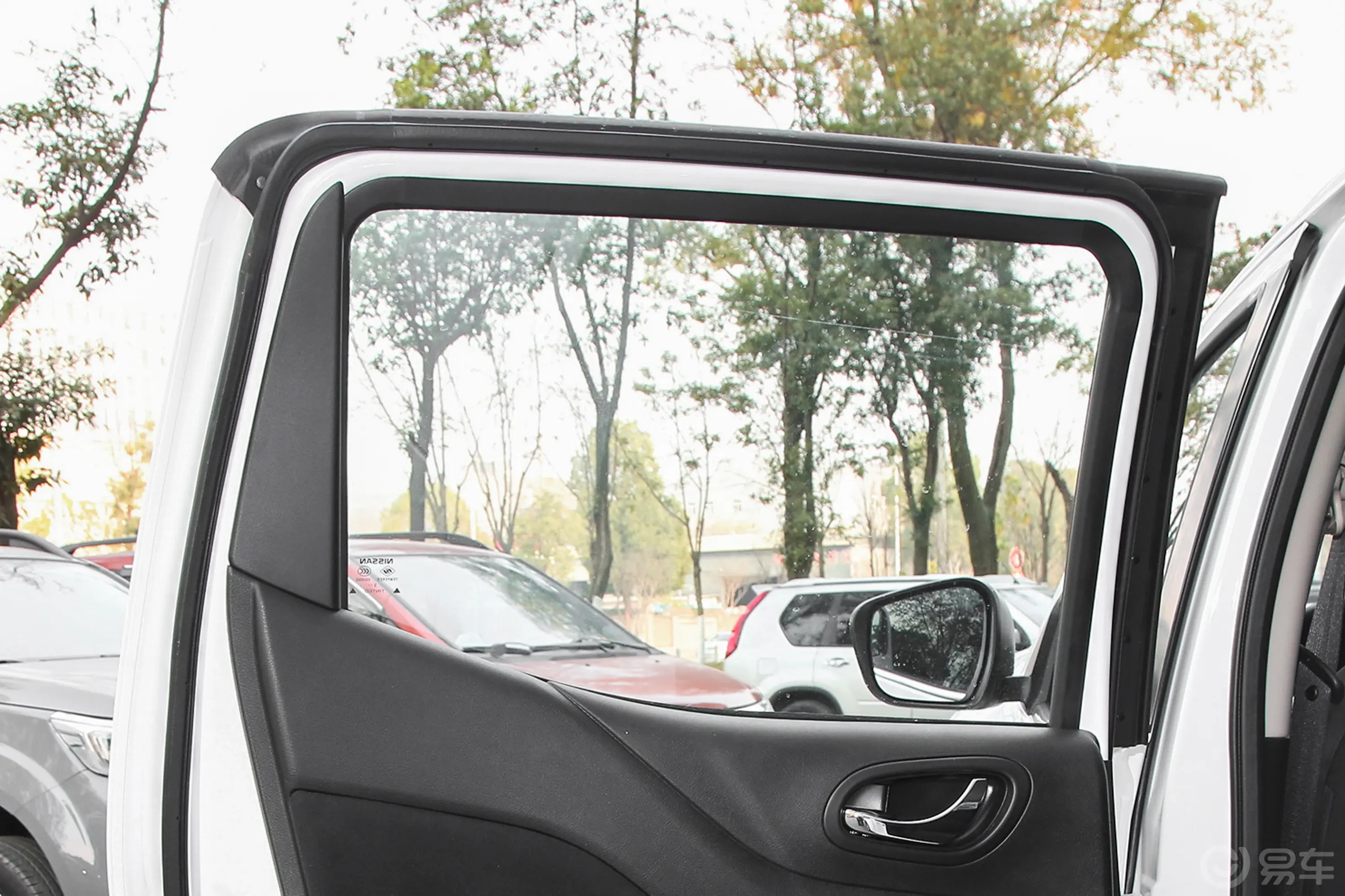 纳瓦拉改款 2.5L 手动两驱舒适型后排侧窗遮阳帘