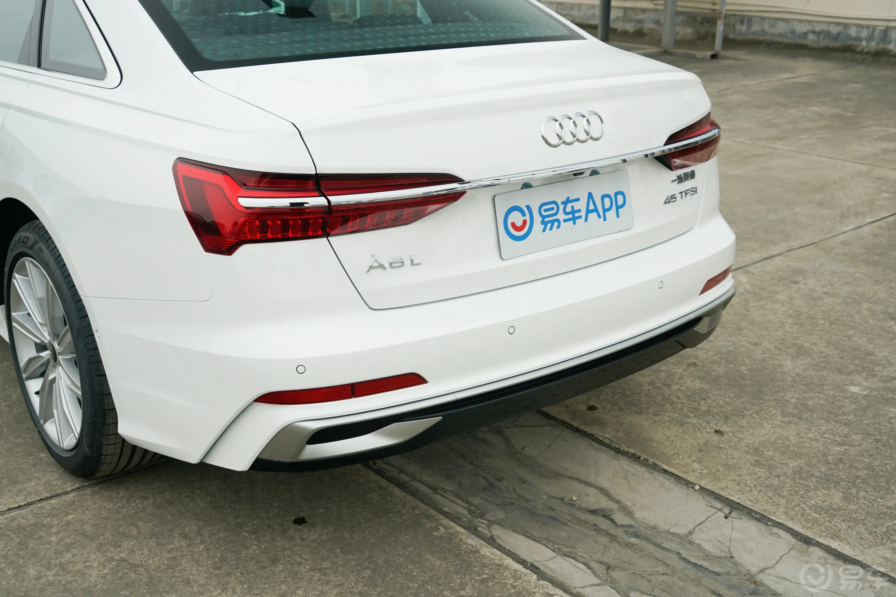 奥迪A6L45 TFSI 臻选动感型车尾特写