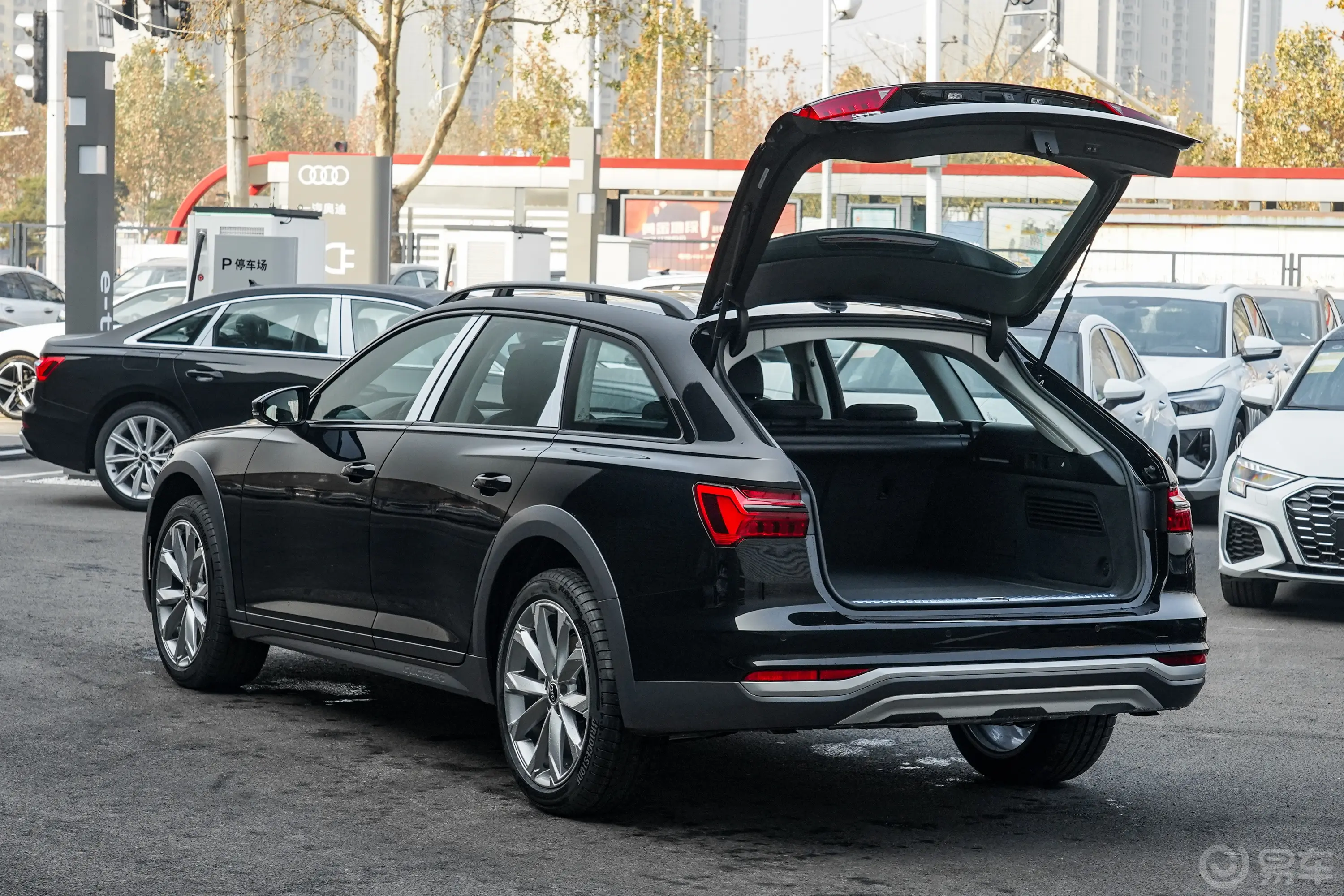 奥迪A6Allroad quattro 探索家 55 TFSI 尊享越野型后备厢开启45度侧拍