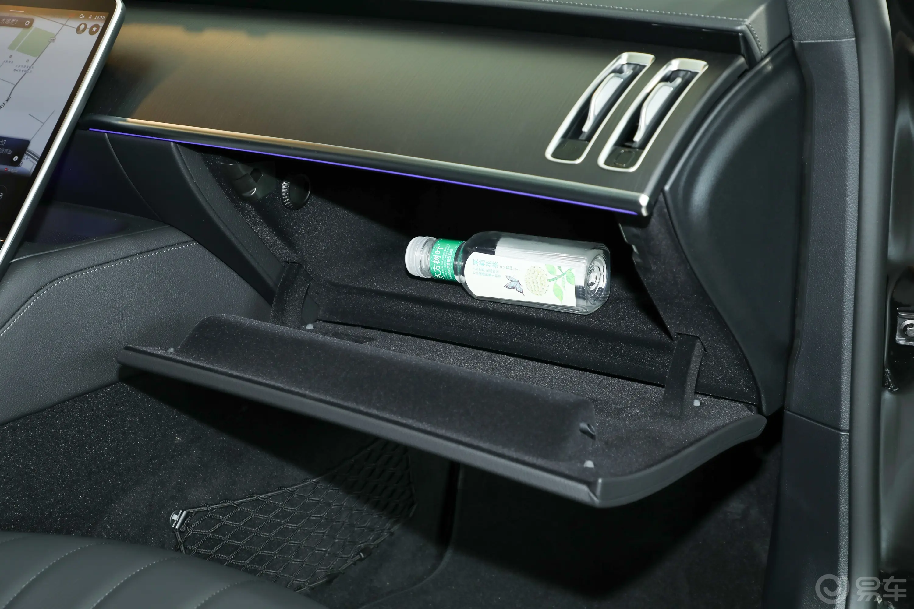 奔驰S级S 400 L 商务型手套箱空间水瓶横置