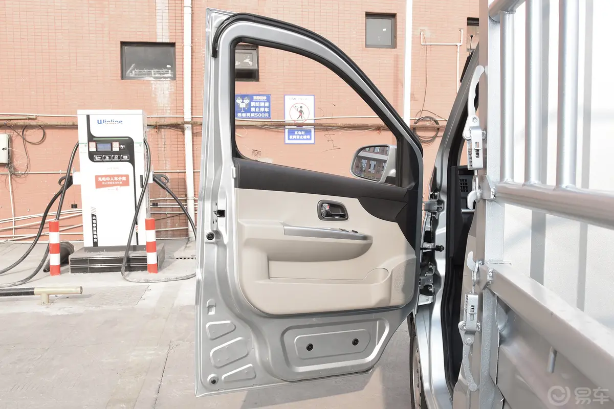 长安星卡1.5L 单排3.06米仓栅车舒适型驾驶员侧前车门