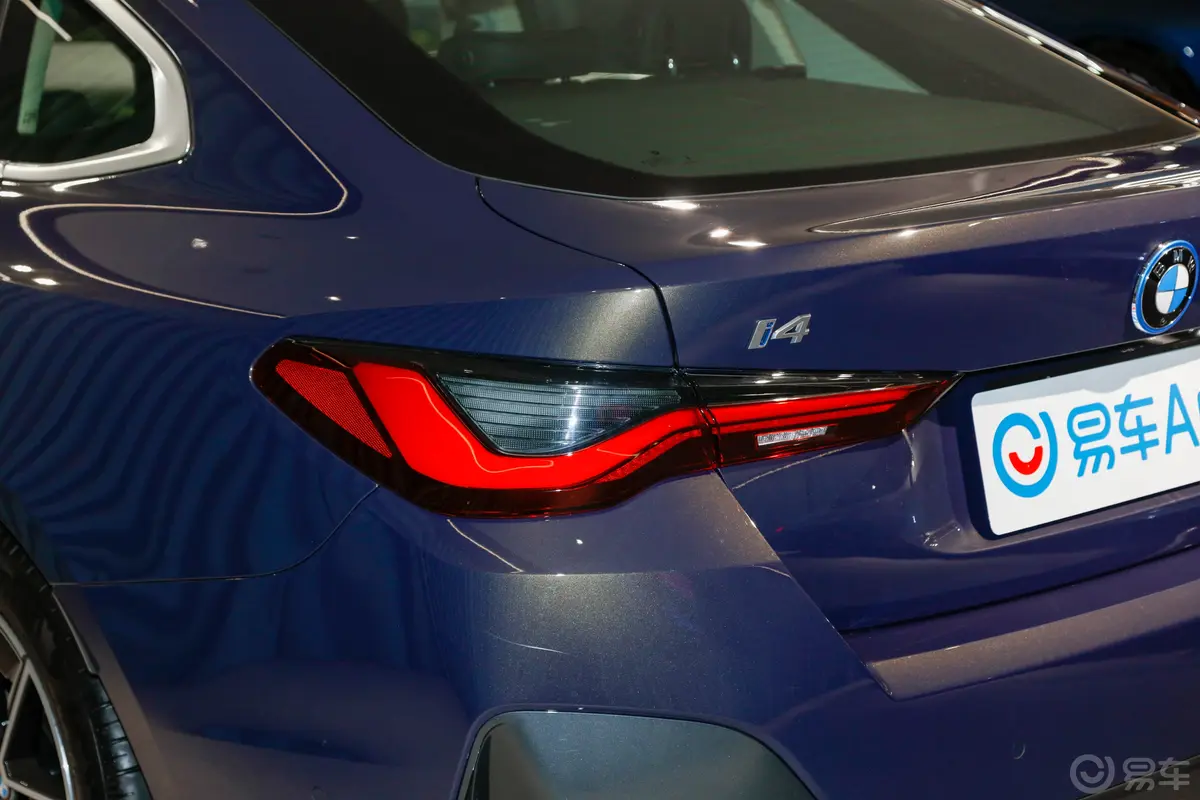 宝马i4eDrive35 星谧紫特别版尾灯侧45度俯拍