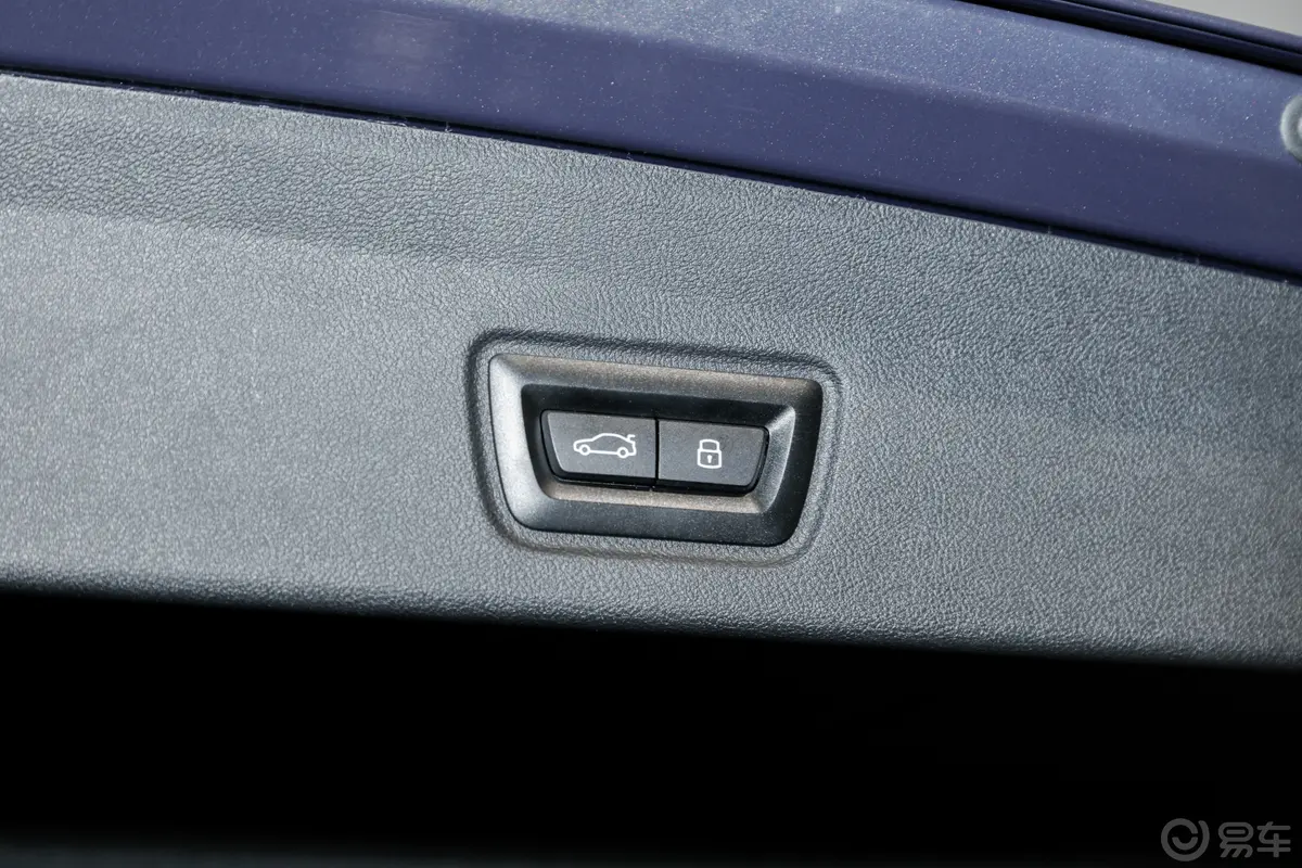 宝马i4eDrive35 星谧紫特别版电动尾门按键（手动扶手）
